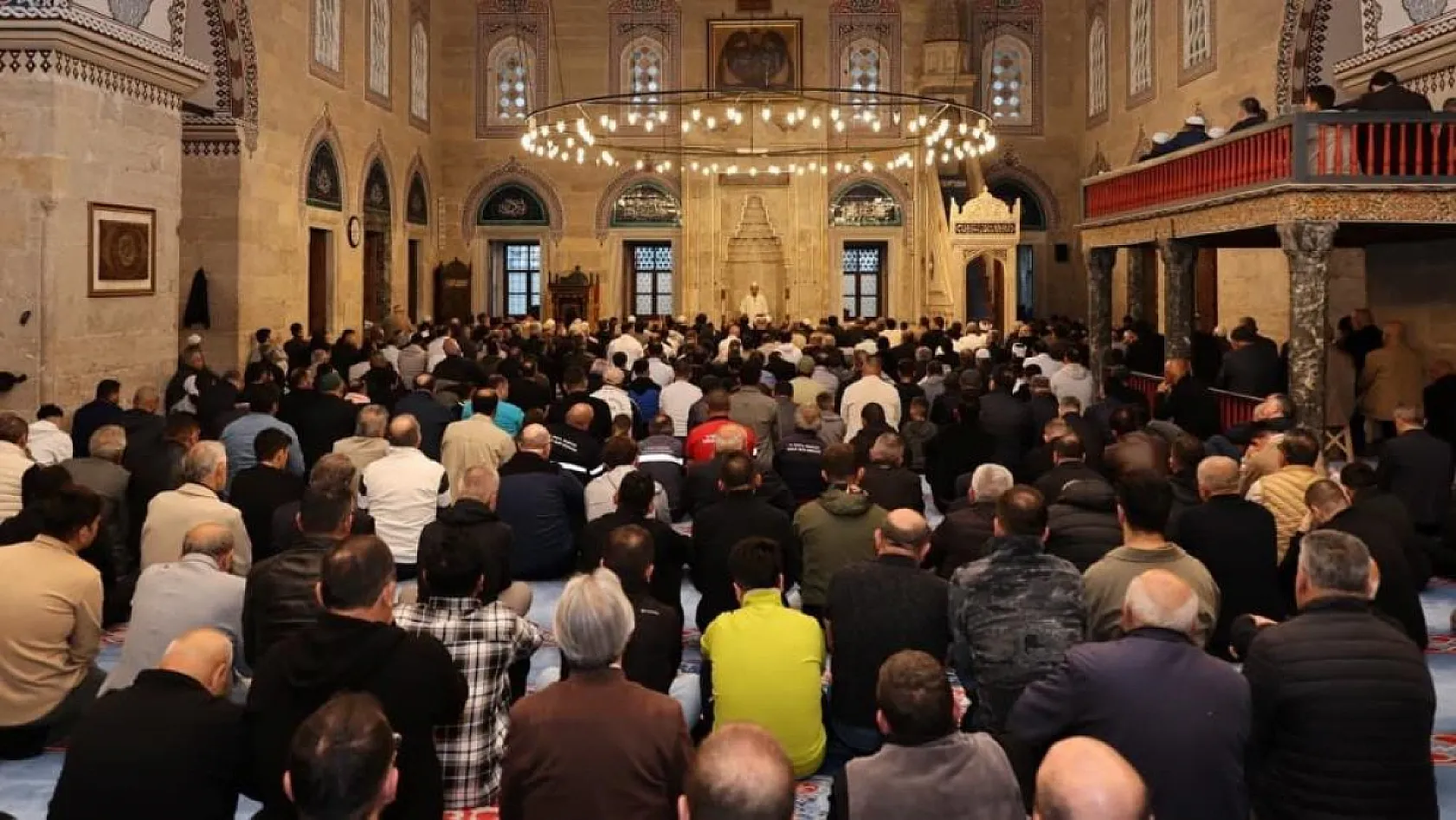 Amasya'da Bayram Coşkusu! Sultan II. Bayezid Camii'nde Yoğunluk Oluştu