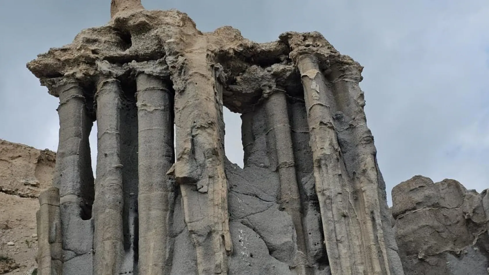 Van Gölü Kıyısındaki Doğa Harikası Hayran Bıraktı! Adilcevaz'daki Peri Bacaları Görenleri Mest Ediyor