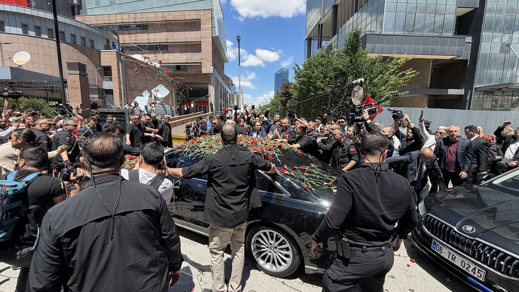 CHP'de Tarihi Gün! Kılıçdaroğlu Genel Merkez'e 'çiçeklerle' döndü!