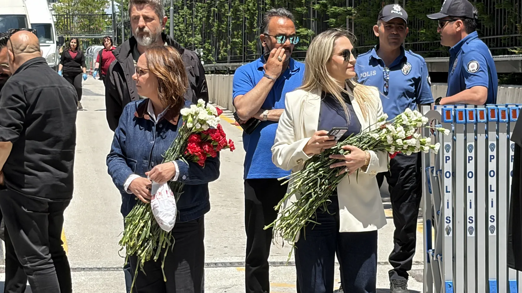 CHP'de Tarihi Gün! Kılıçdaroğlu Genel Merkez'e 'çiçeklerle' döndü!