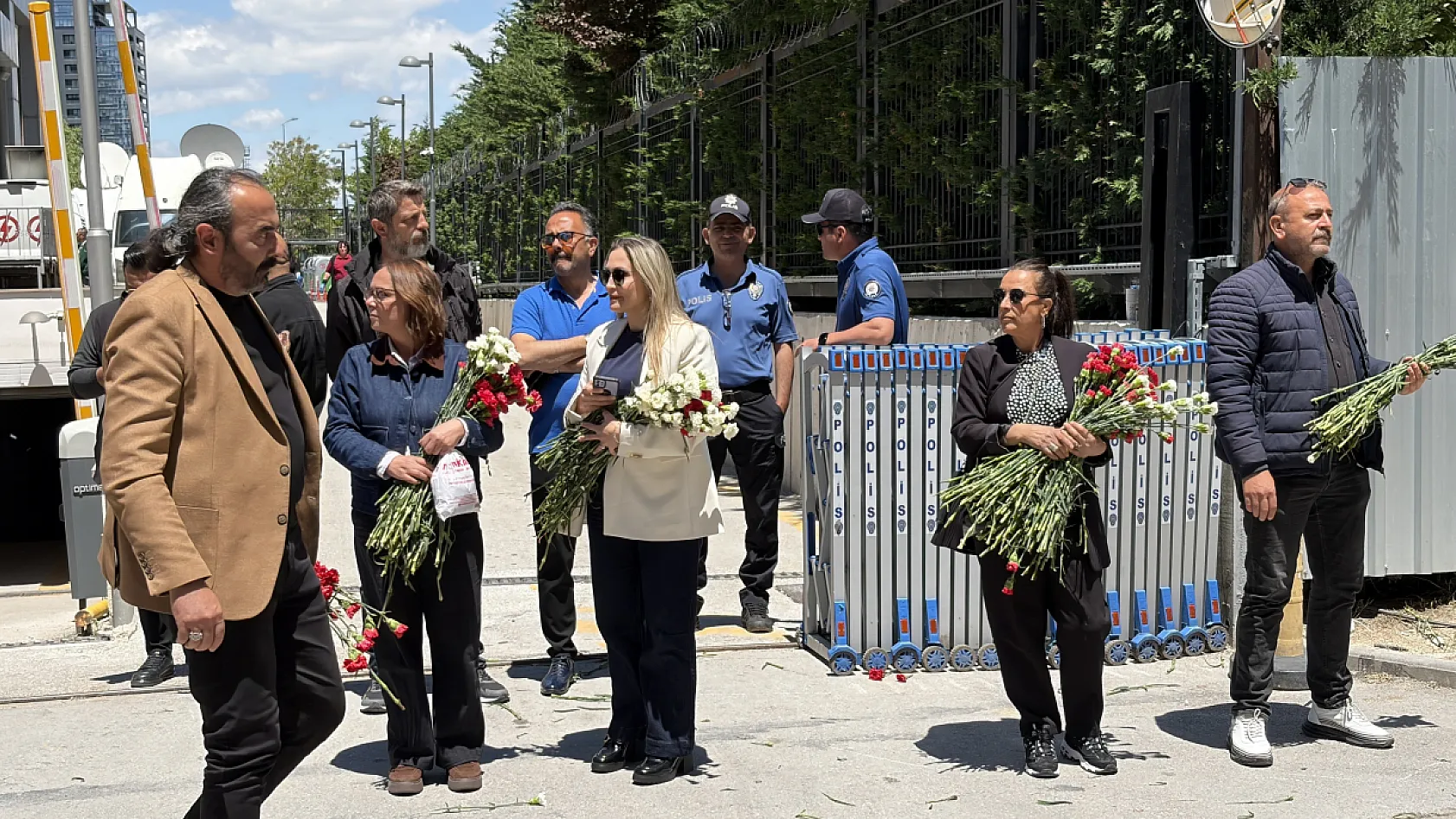 CHP'de Tarihi Gün! Kılıçdaroğlu Genel Merkez'e 'çiçeklerle' döndü!