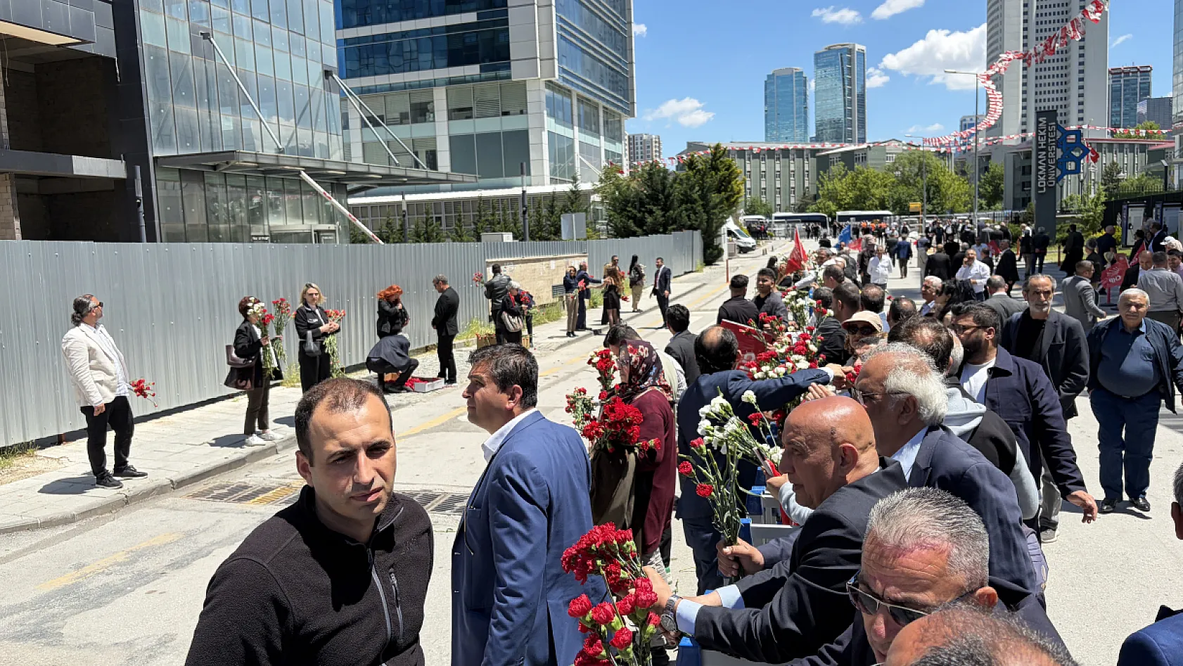 CHP'de Tarihi Gün! Kılıçdaroğlu Genel Merkez'e 'çiçeklerle' döndü!