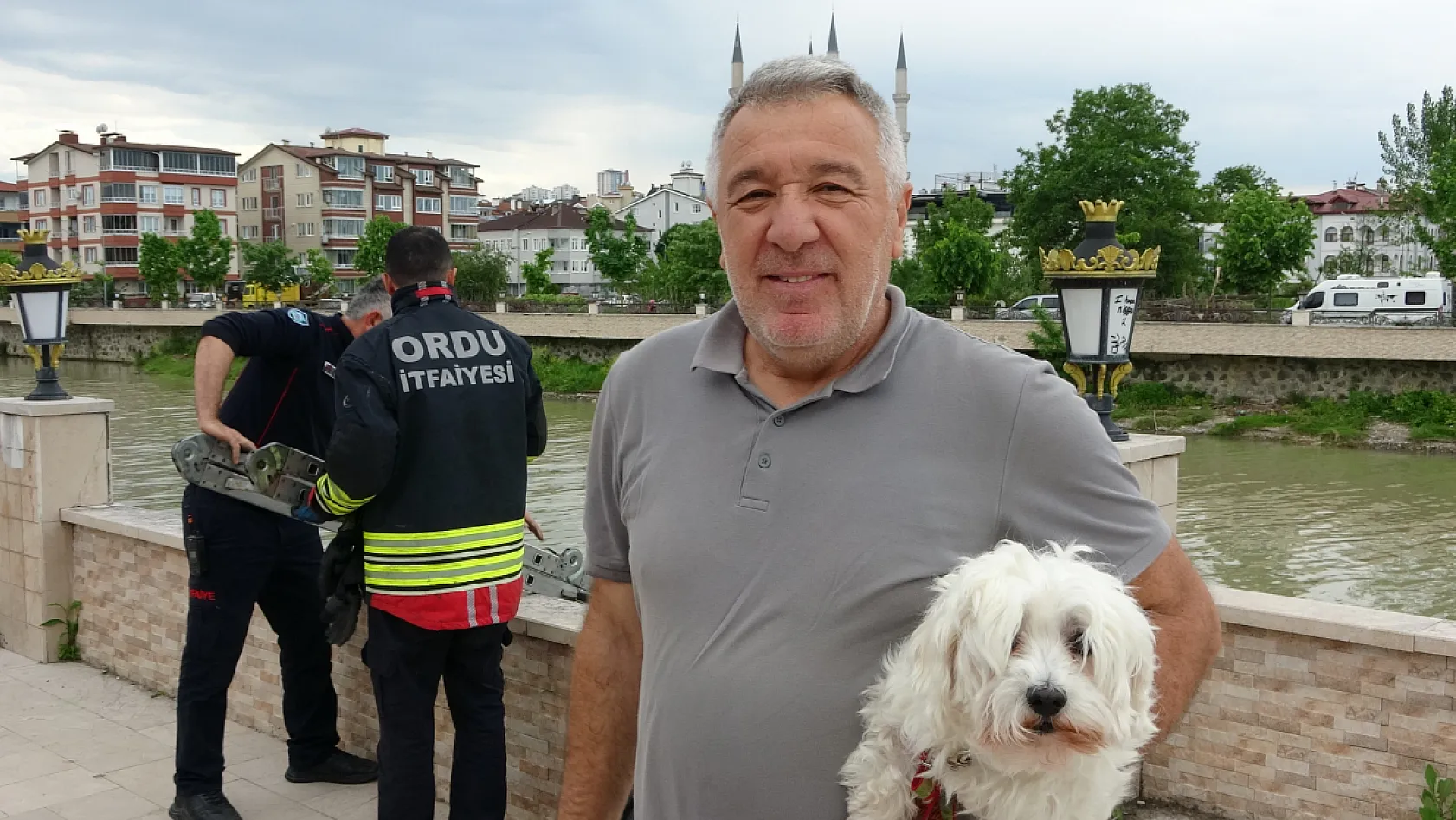 Köpeklerin yardımına itfaiye yetişti
