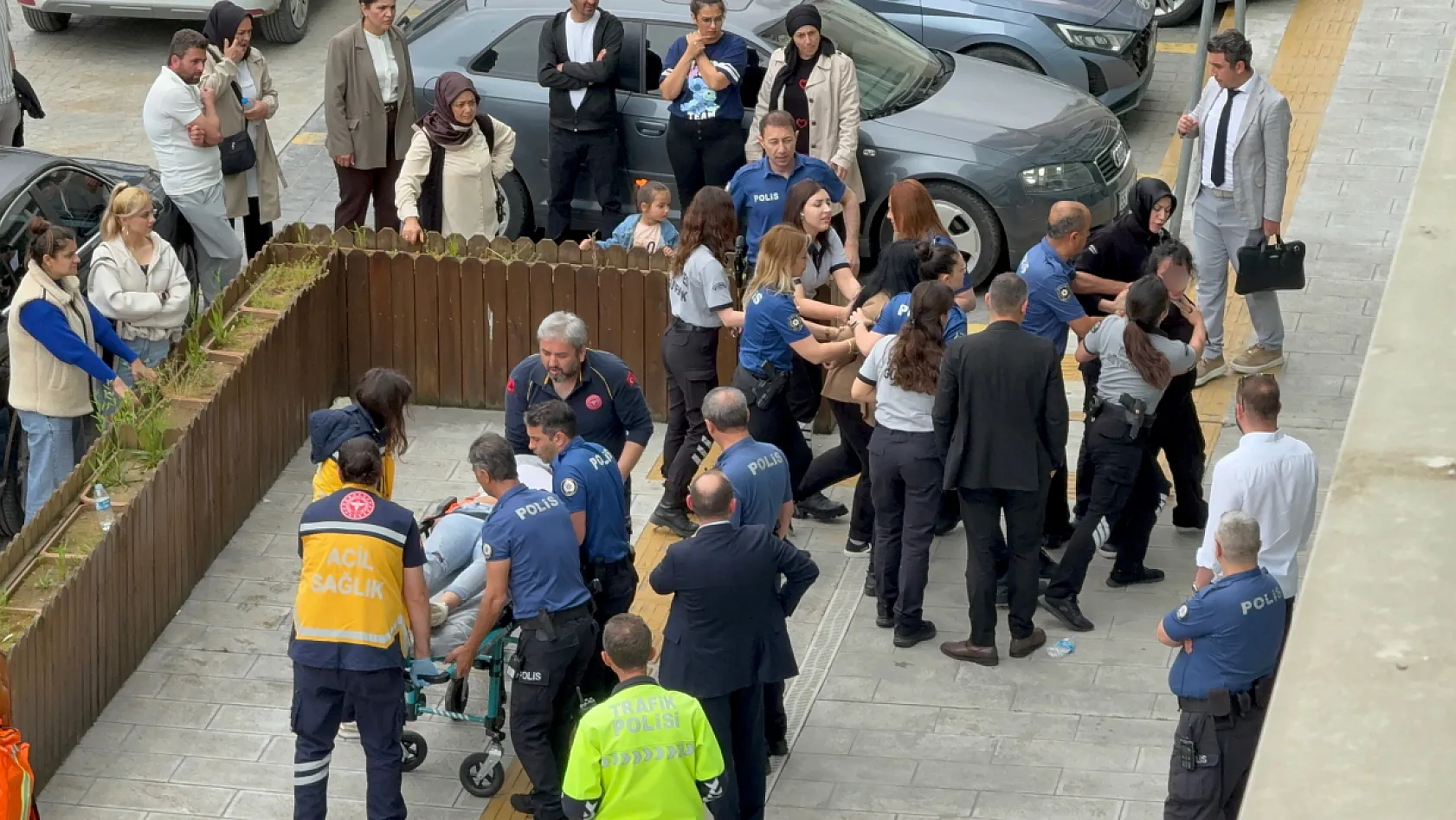 Duruşma sonrası tansiyon yükseldi, adliye önü savaş alanına döndü