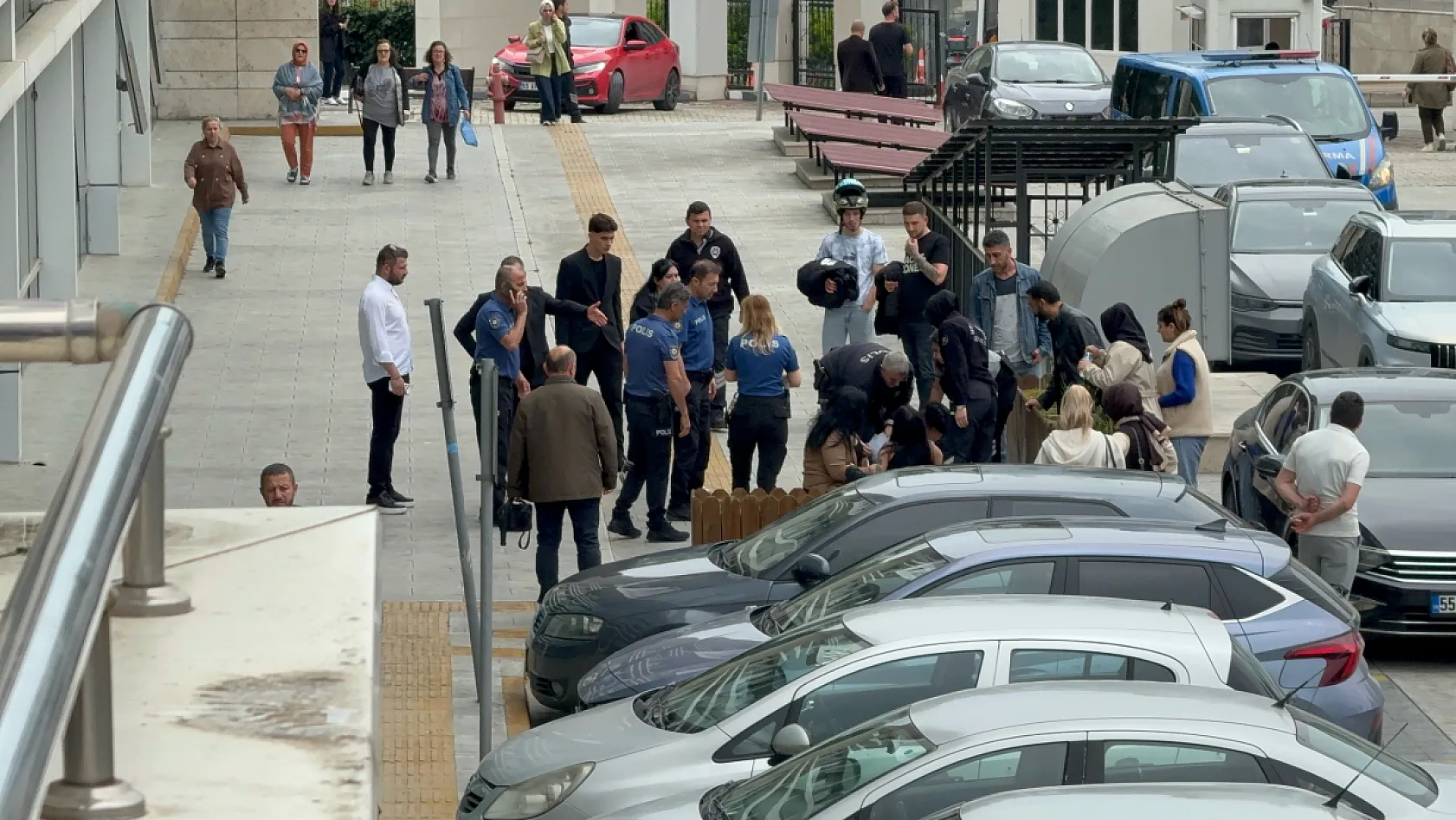 Duruşma sonrası tansiyon yükseldi, adliye önü savaş alanına döndü