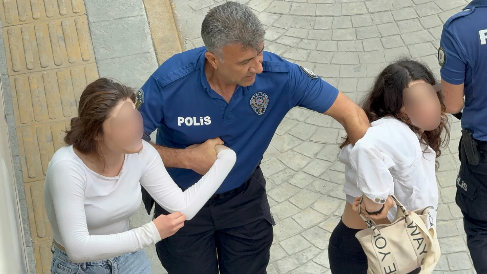 Duruşma sonrası tansiyon yükseldi, adliye önü savaş alanına döndü