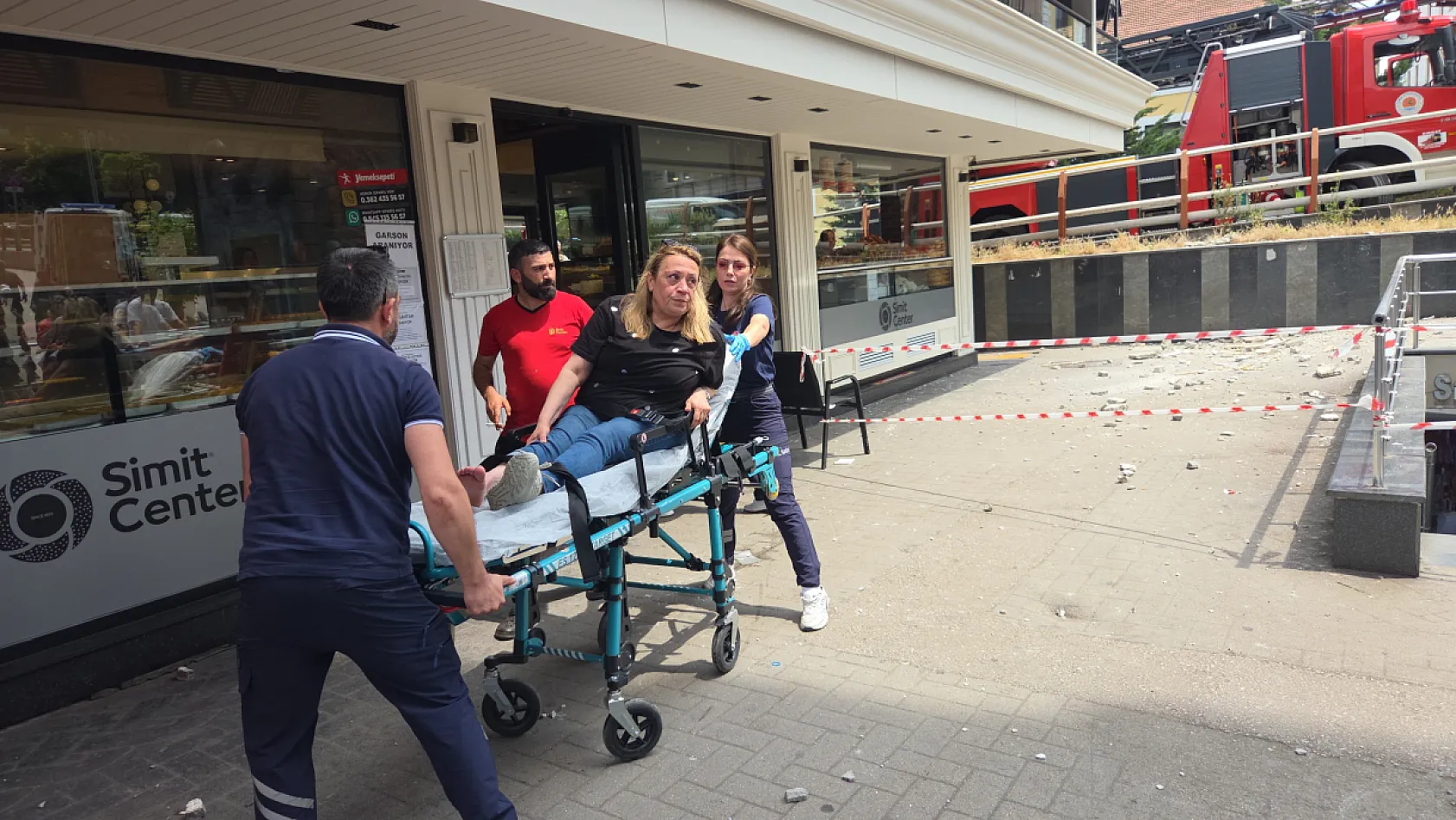 Samsun'da 8. kattan düşen sıvalar 2 kişiyi yaraladı