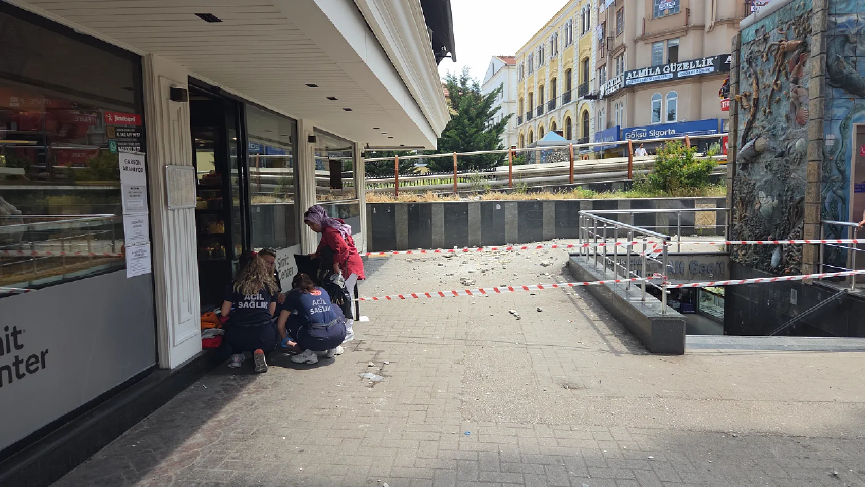 Samsun'da 8. kattan düşen sıvalar 2 kişiyi yaraladı