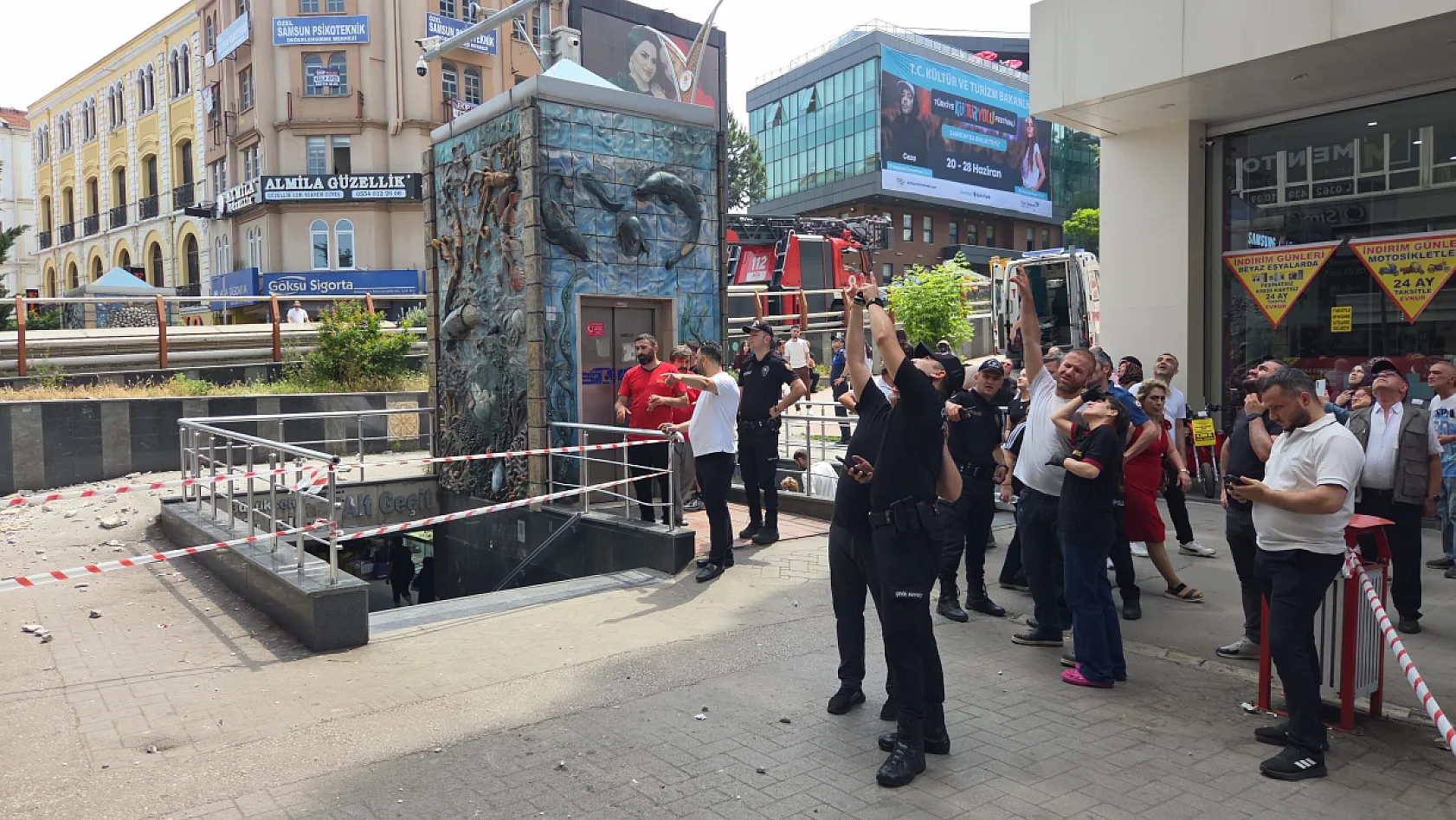 Samsun'da 8. kattan düşen sıvalar 2 kişiyi yaraladı