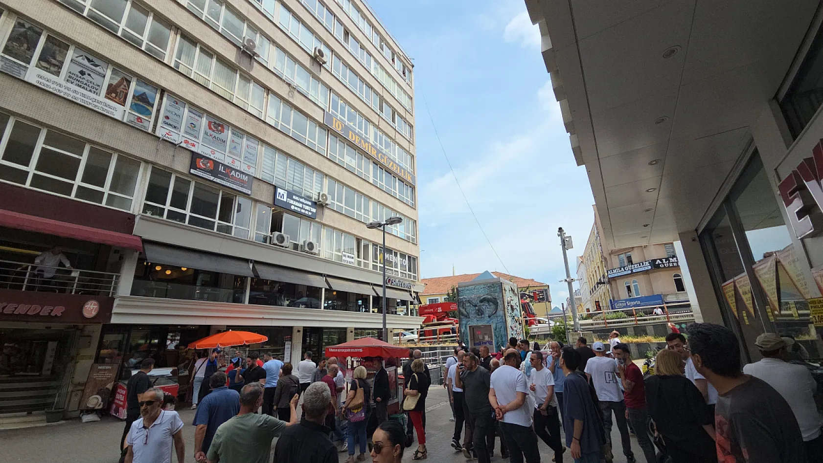 Samsun'da 8. kattan düşen sıvalar 2 kişiyi yaraladı