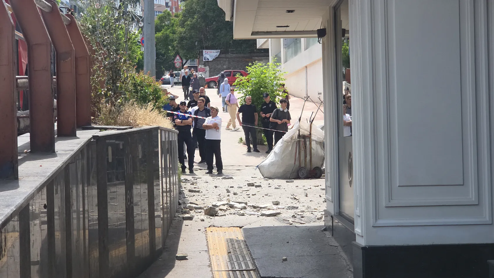 Samsun'da 8. kattan düşen sıvalar 2 kişiyi yaraladı