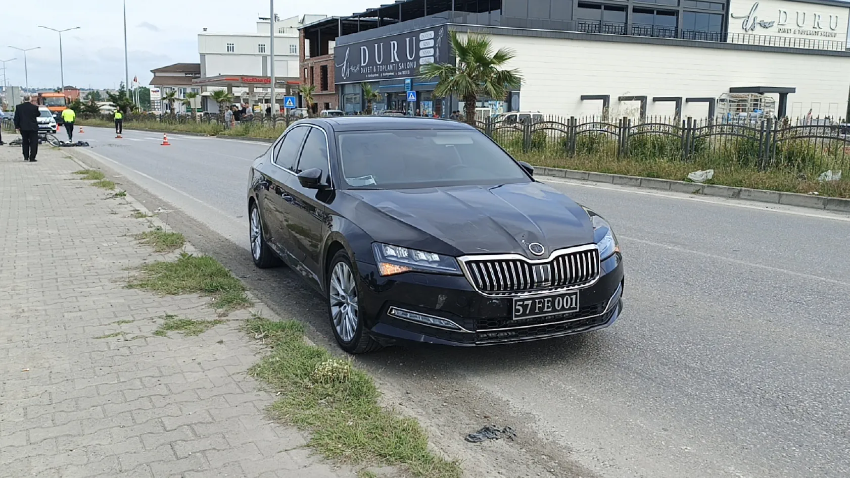 Samsun'da makam aracı dehşeti: Bisikletli yola savruldu