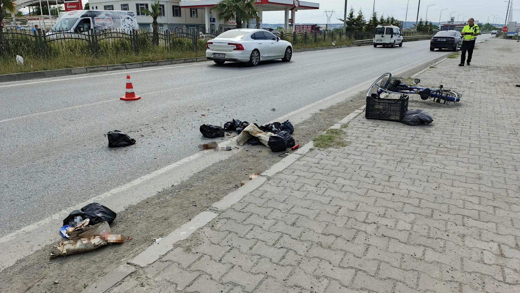 Samsun'da makam aracı dehşeti: Bisikletli yola savruldu
