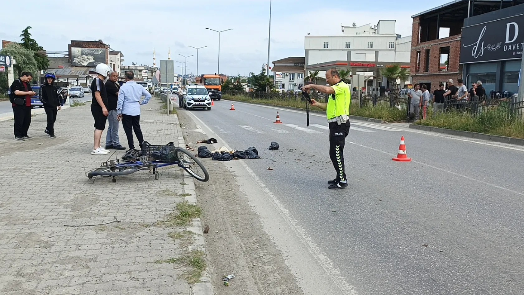 Samsun'da makam aracı dehşeti: Bisikletli yola savruldu