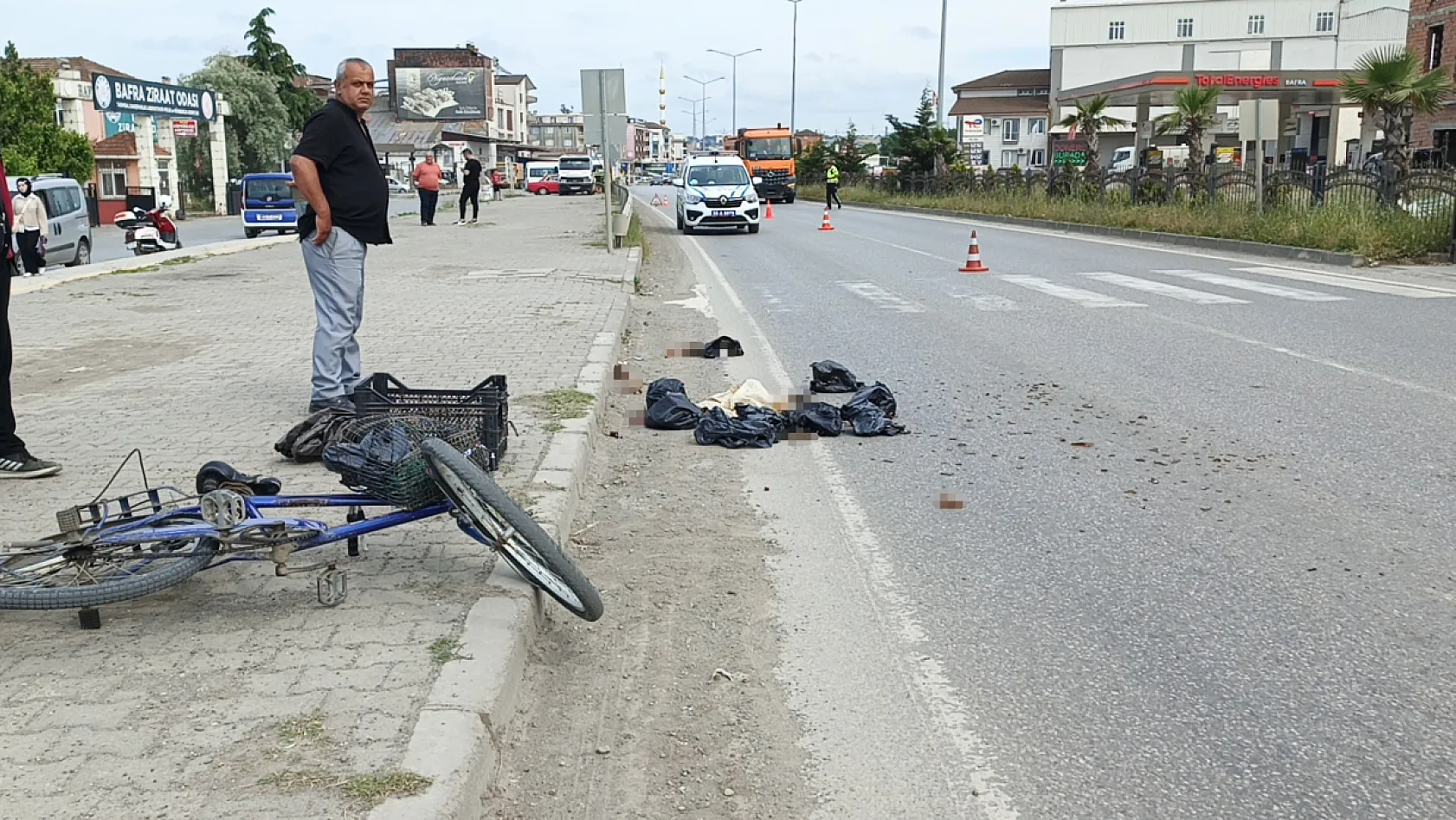 Samsun'da makam aracı dehşeti: Bisikletli yola savruldu