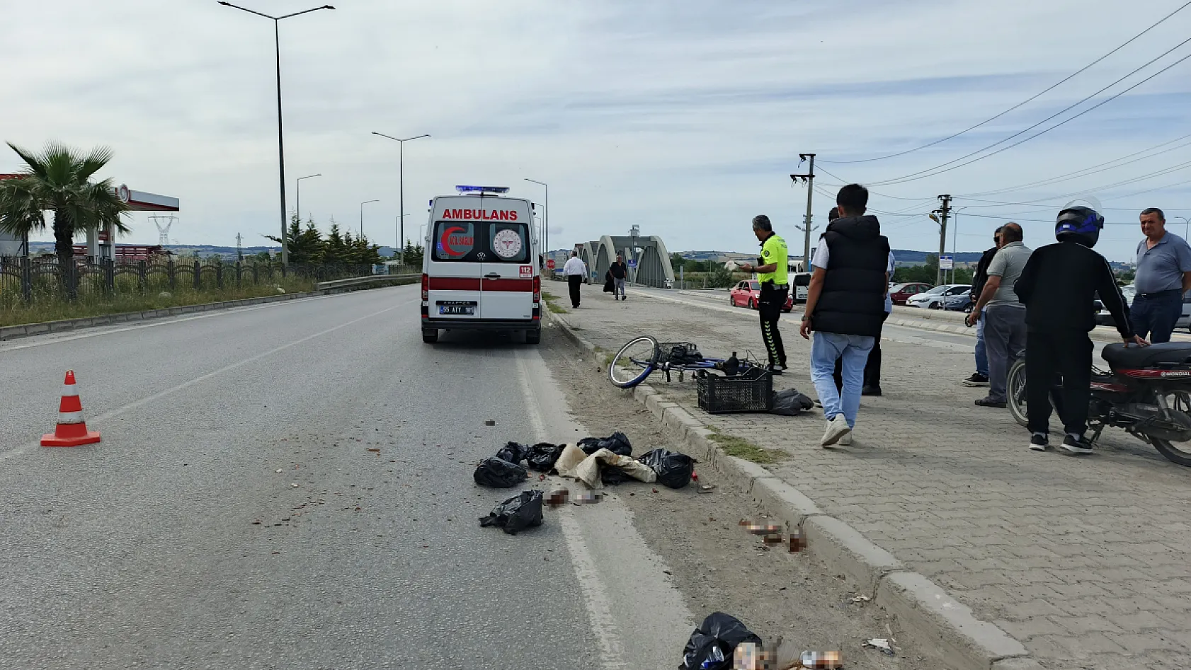 Samsun'da makam aracı dehşeti: Bisikletli yola savruldu