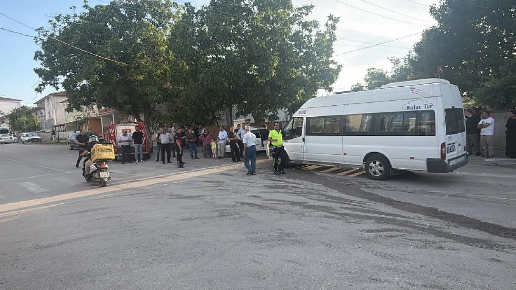İşçi Servisi ile Otomobil Çarpıştı: 5 Kişi Yaralandı