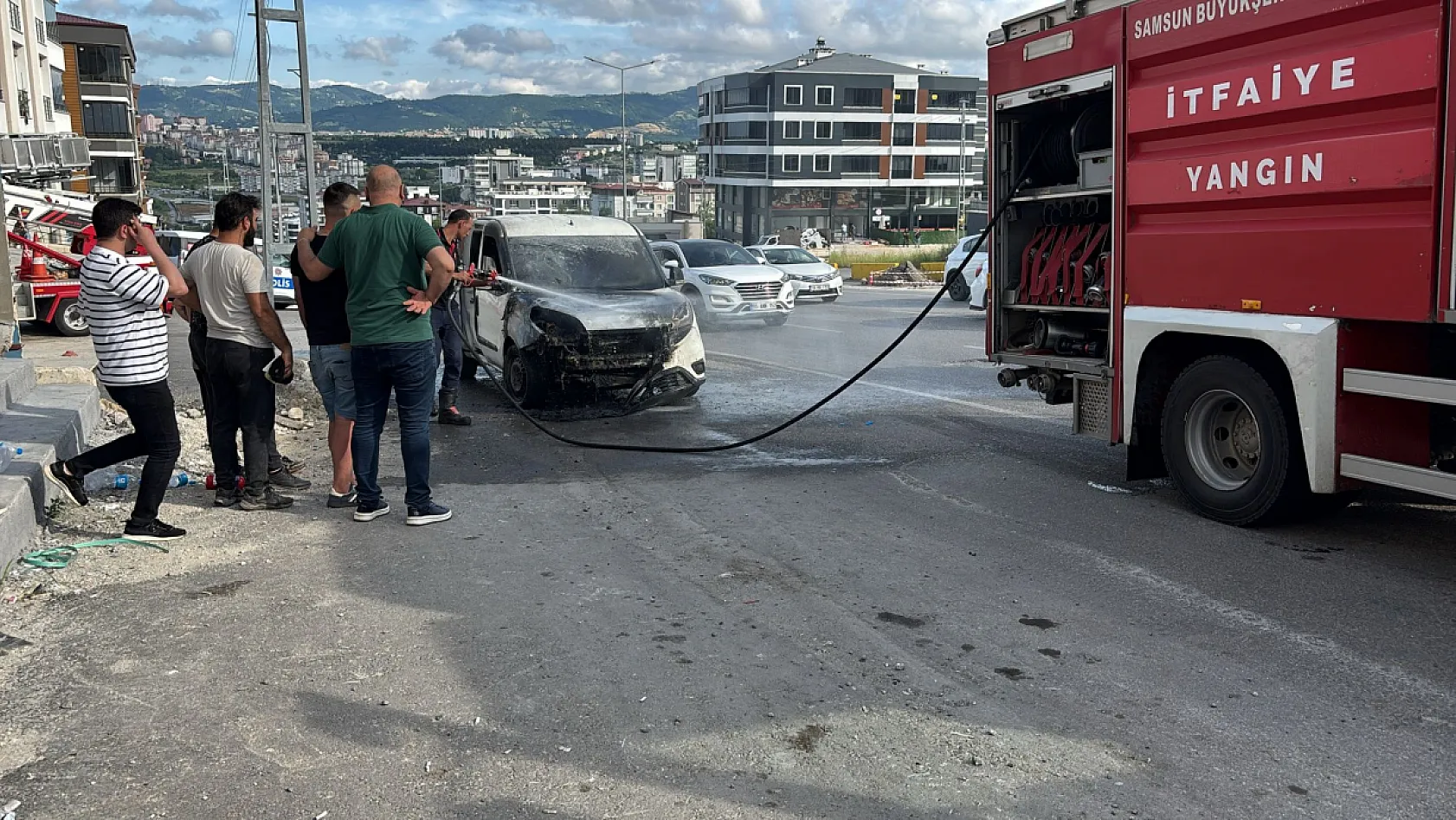 Vatandaşlar kovalarla su taşıdı, araç yanmaktan kurtuldu