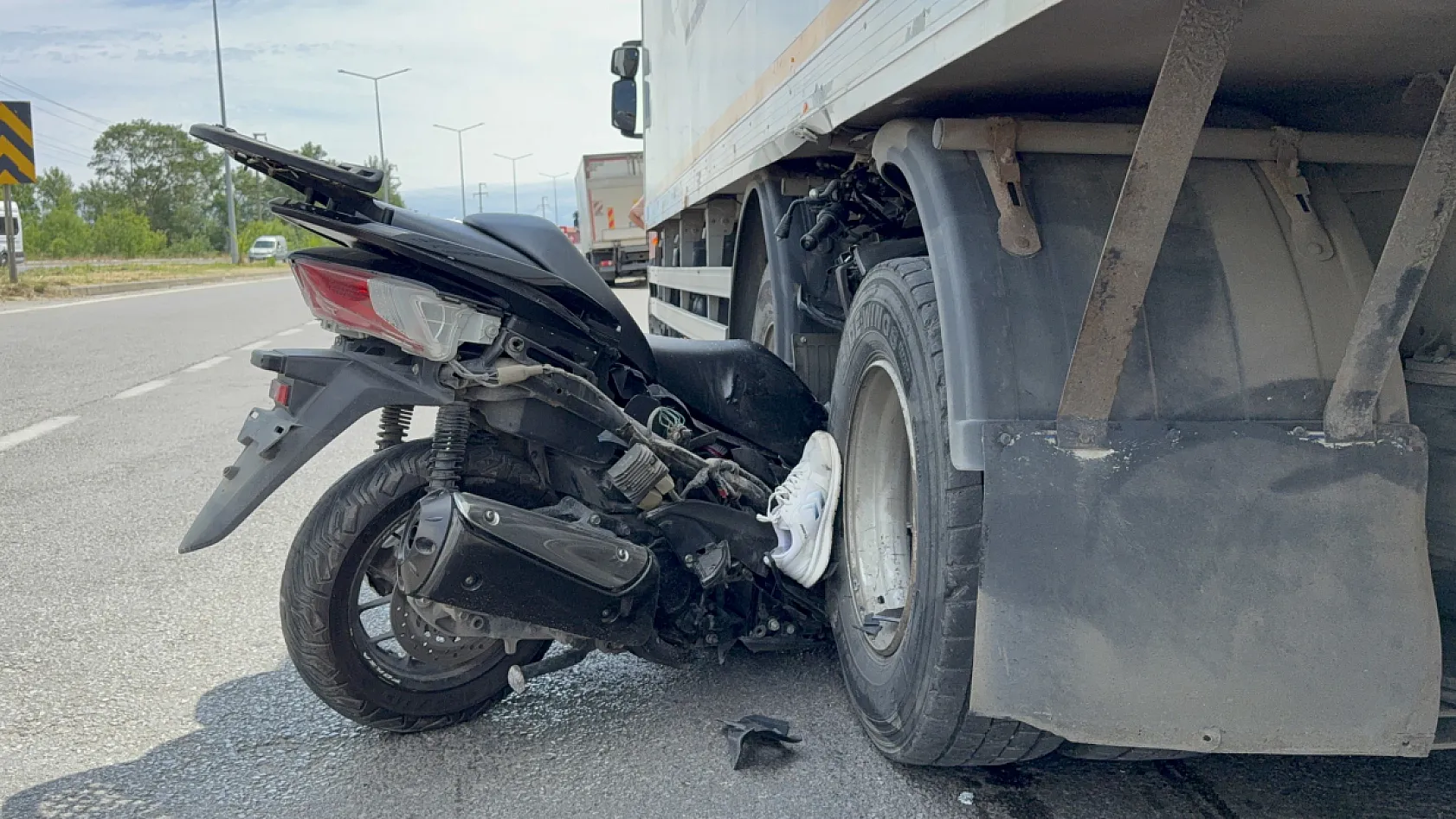 Samsun'da feci kaza: Kamyonun tekerleri arasına saplanan motosikletin sürücüsü yaşamını yitirdi