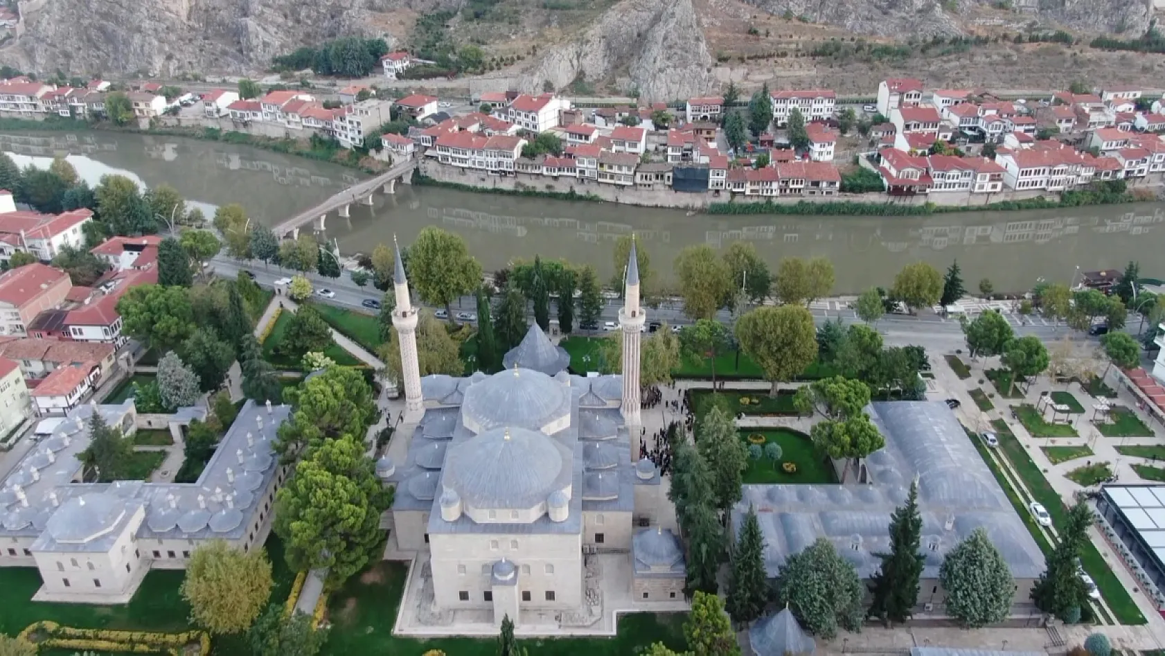 540 Yıllık Caminin Kapısındaki Gizemli Baykuş Figürü Ziyaretçilerin Dikkatini Çekiyor