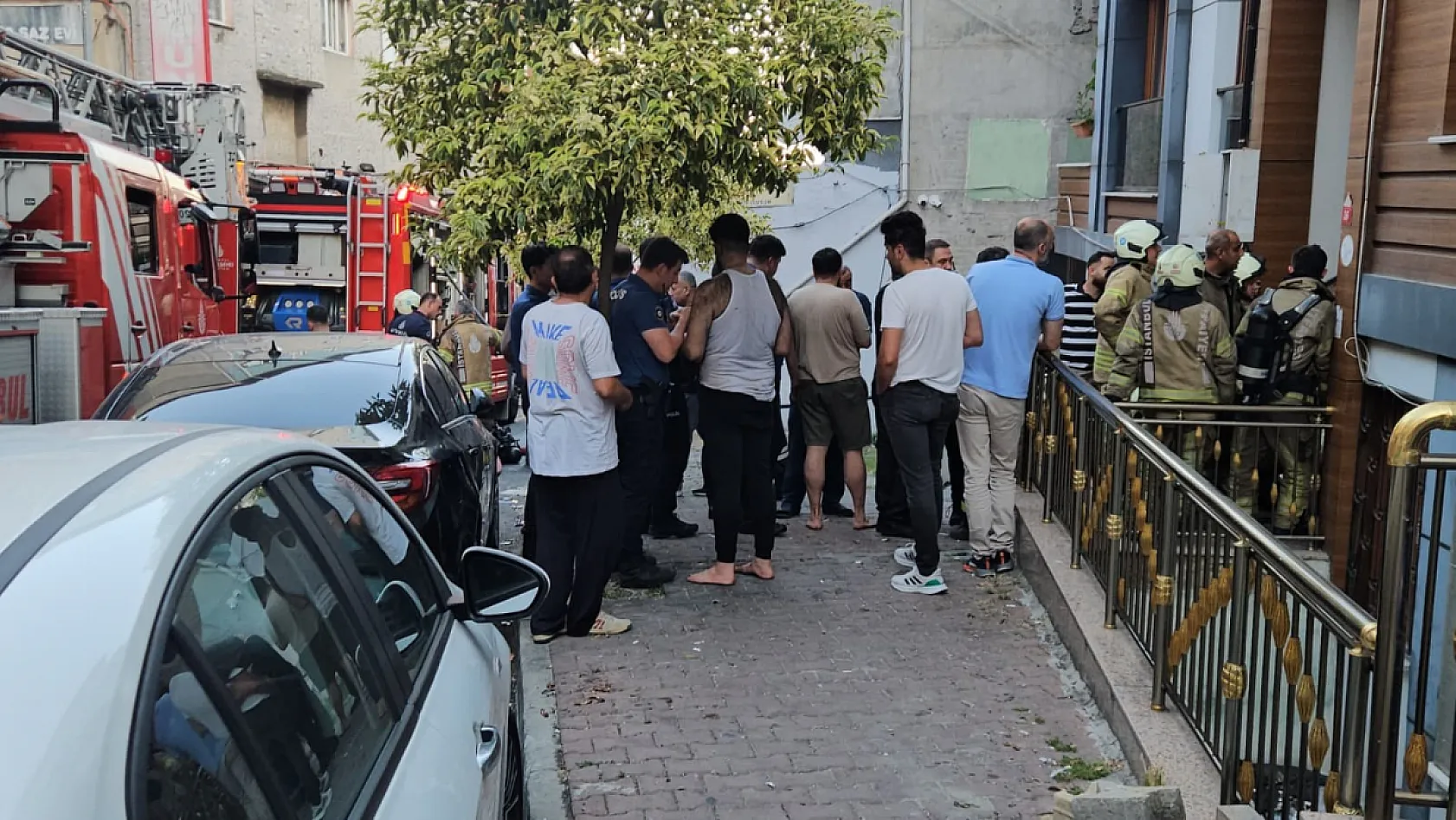 Kağıthane'de 5 katlı binada yangın: 3'ü çocuk 7 kişi kurtarıldı