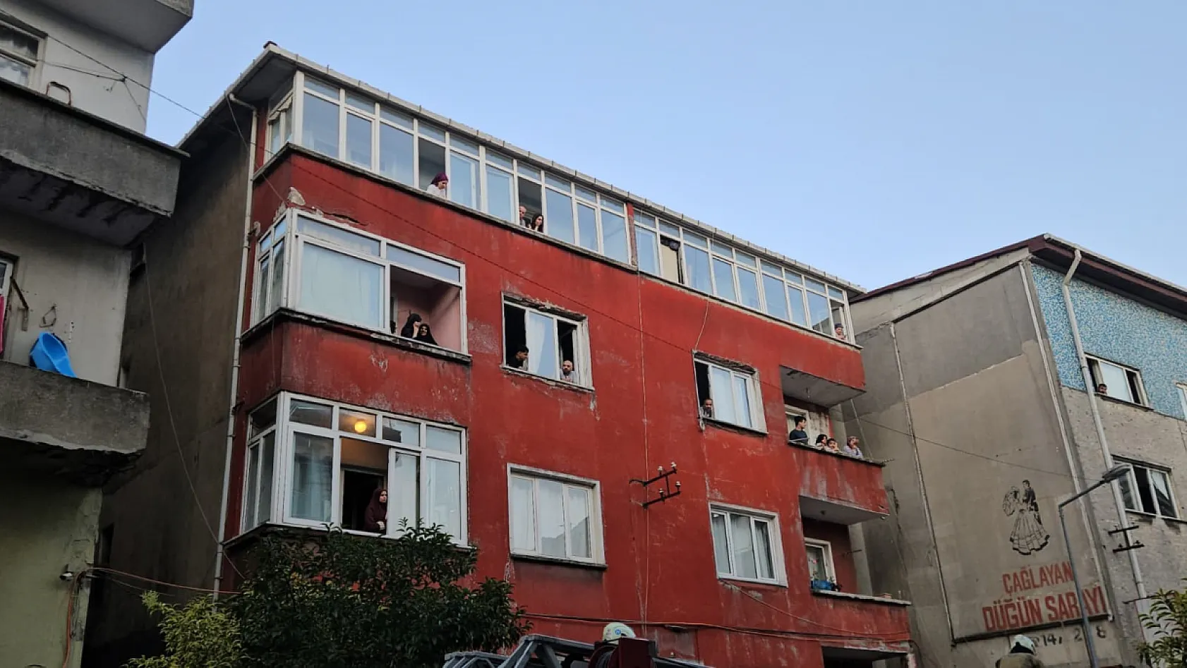 Kağıthane'de 5 katlı binada yangın: 3'ü çocuk 7 kişi kurtarıldı