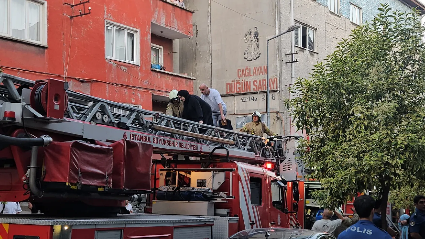 Kağıthane'de 5 katlı binada yangın: 3'ü çocuk 7 kişi kurtarıldı