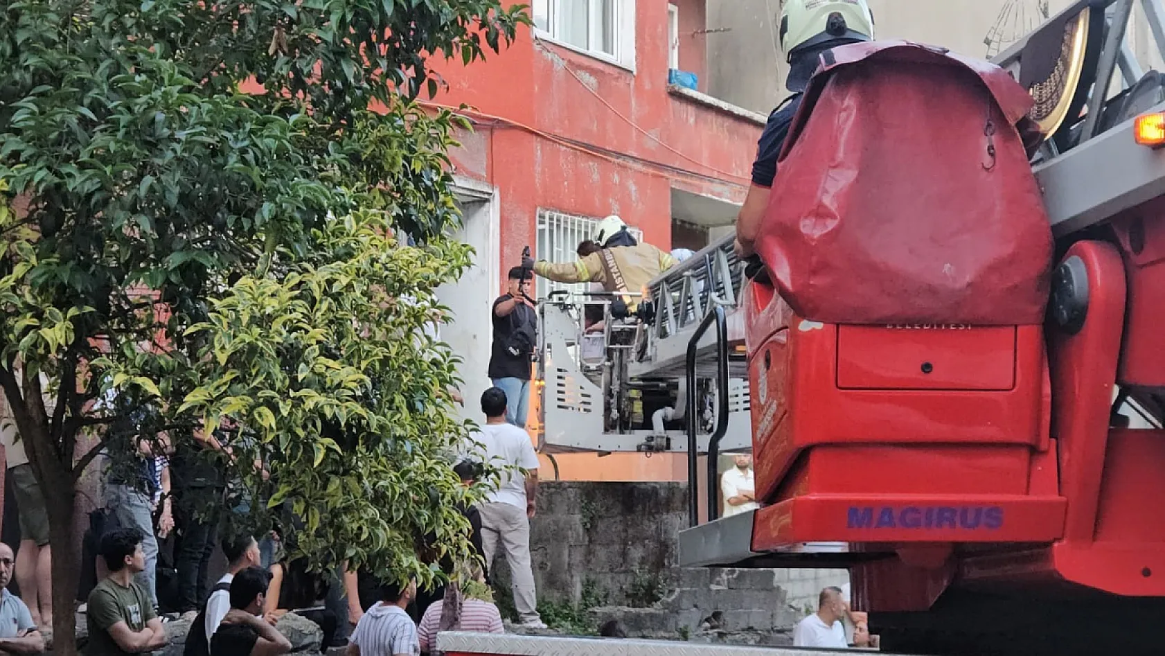 Kağıthane'de 5 katlı binada yangın: 3'ü çocuk 7 kişi kurtarıldı