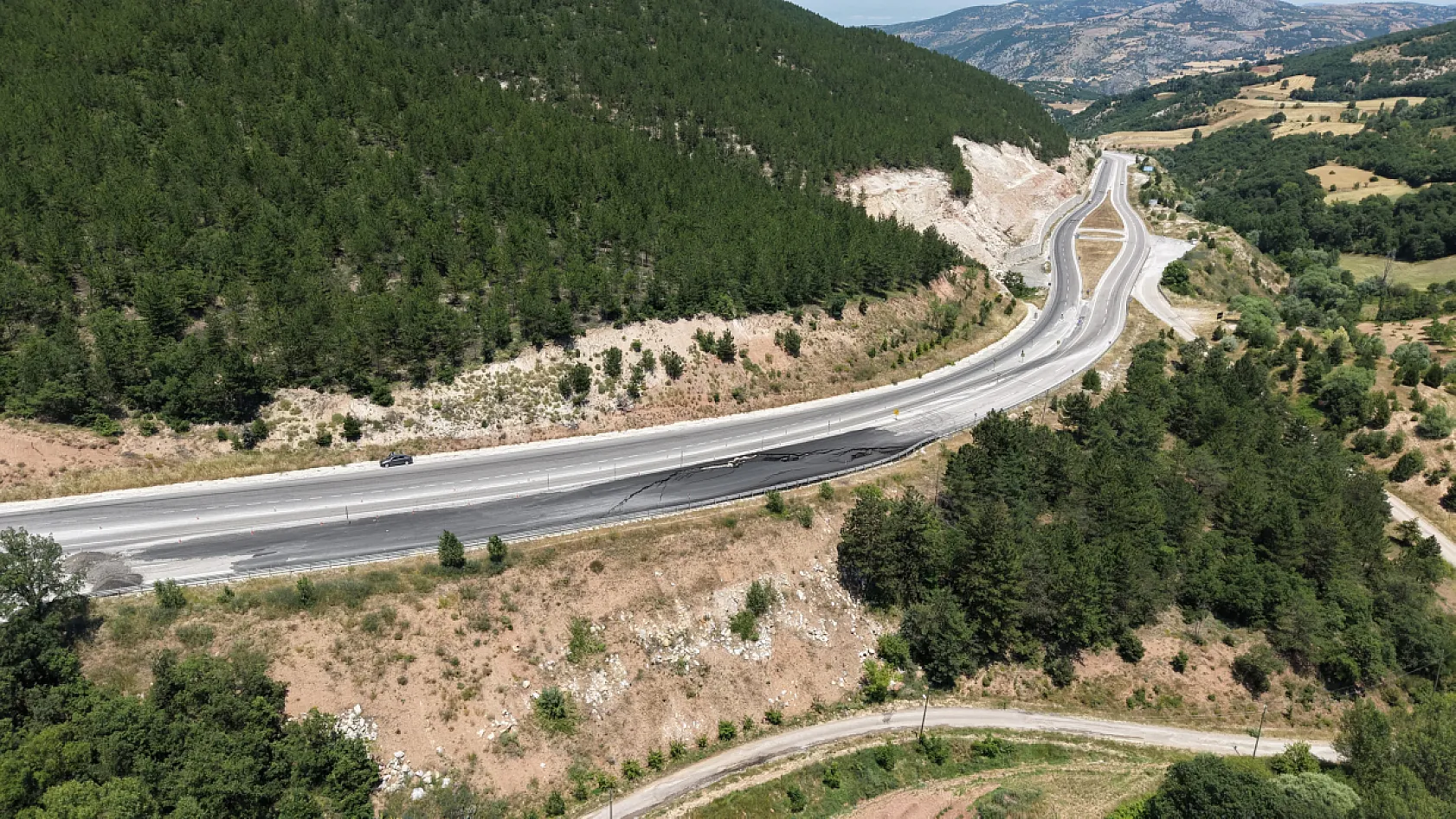 Metrelerce uzunlukta yarıklar oluştu: Sürücüler için tehlike oluşturan yol