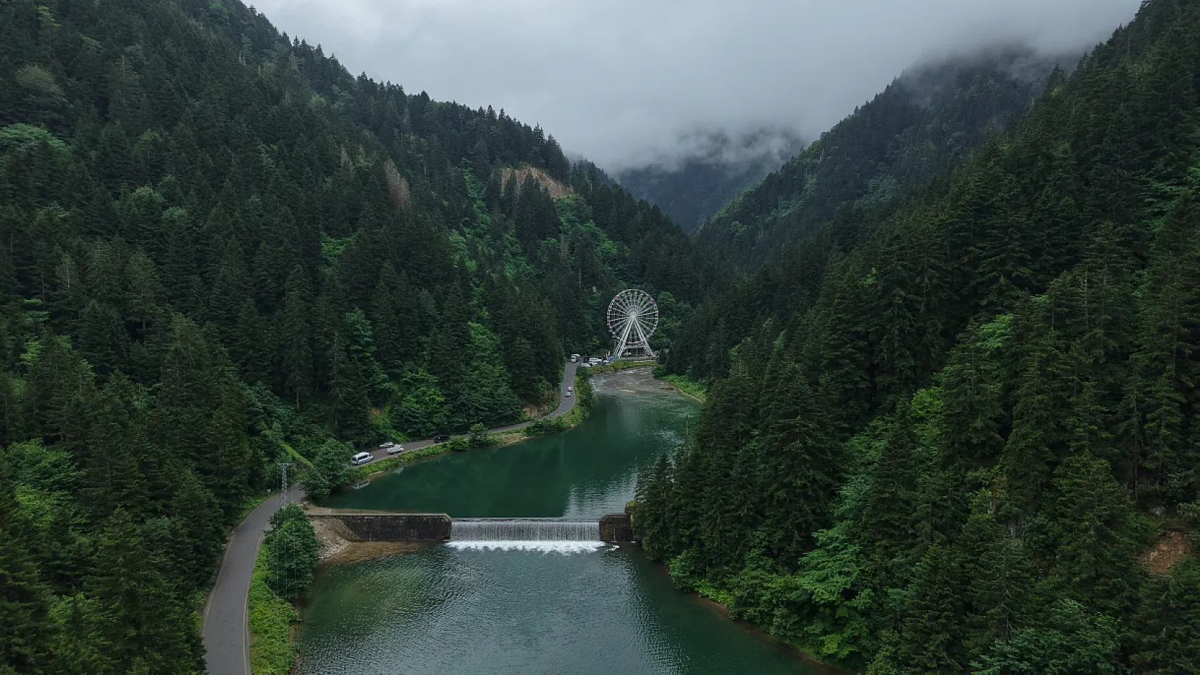 Doğu Karadeniz'in en büyük dönme dolabı Uzungöl'de yoğun ilgi görüyor