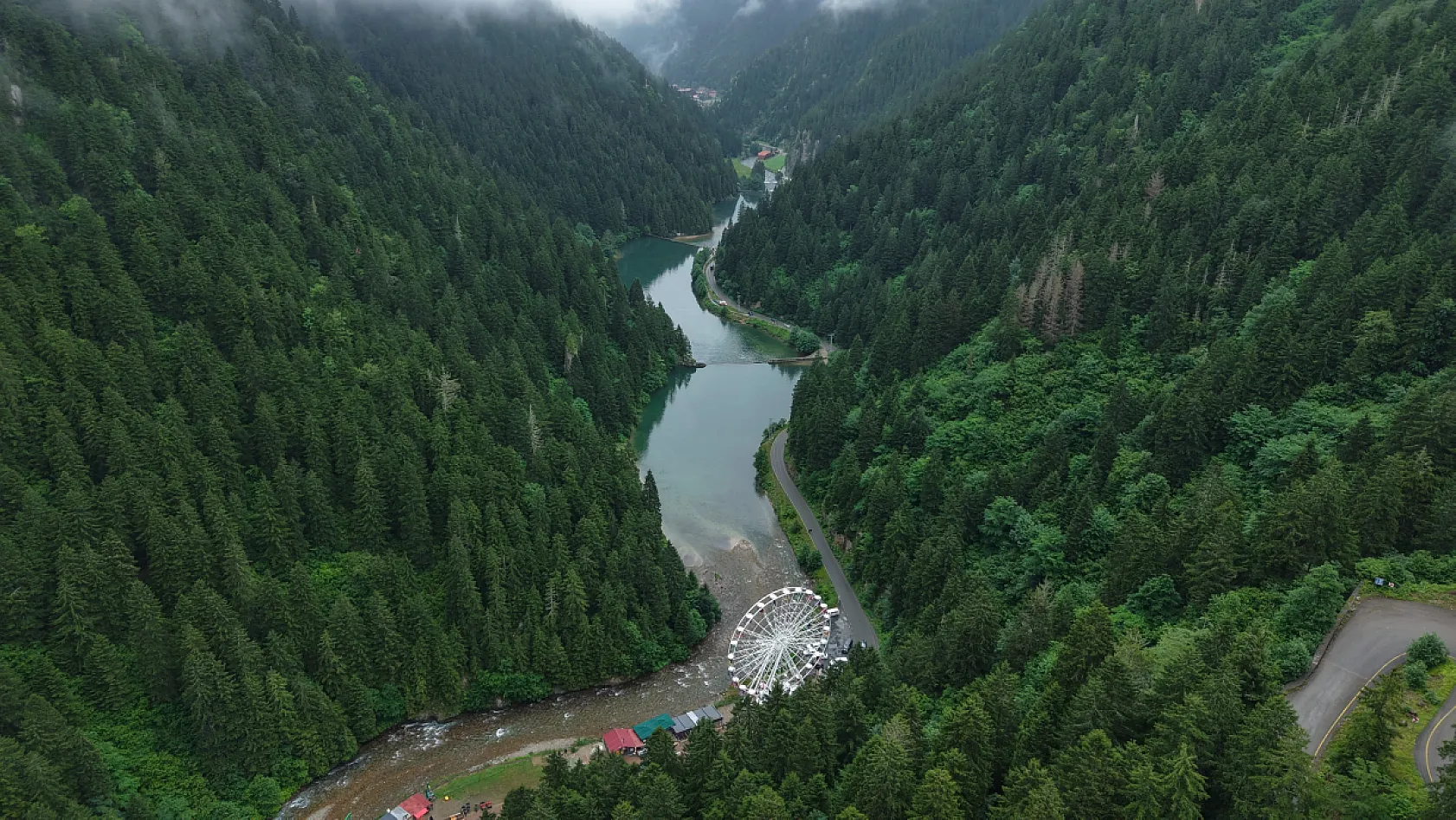 Doğu Karadeniz'in en büyük dönme dolabı Uzungöl'de yoğun ilgi görüyor