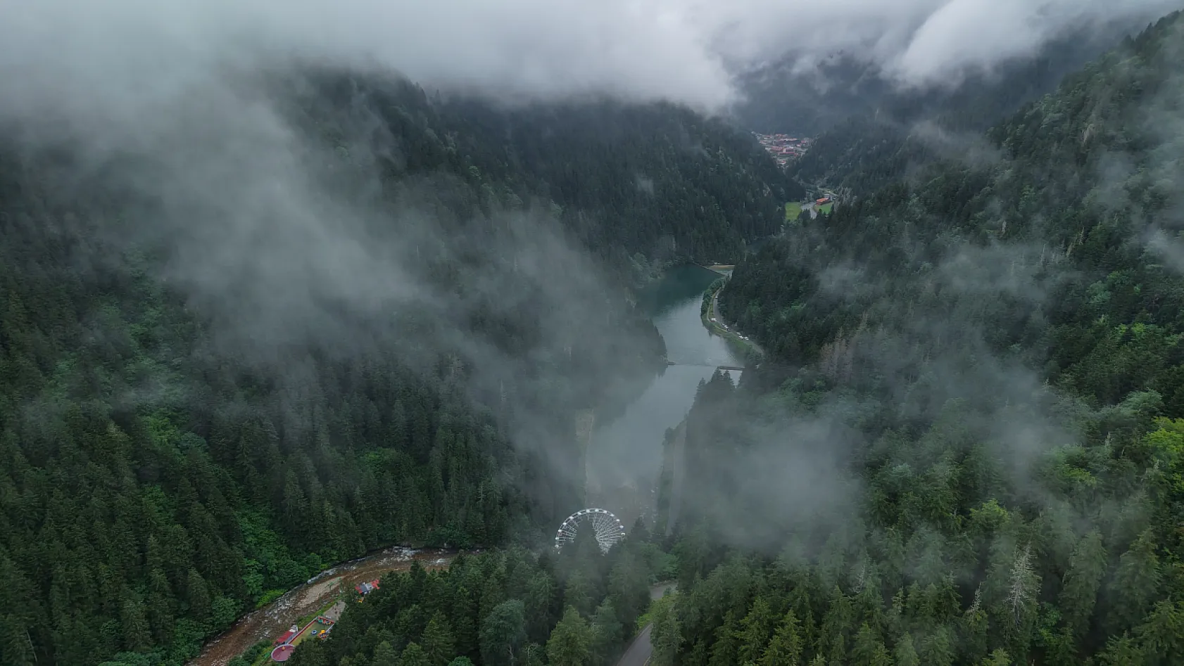 Doğu Karadeniz'in en büyük dönme dolabı Uzungöl'de yoğun ilgi görüyor