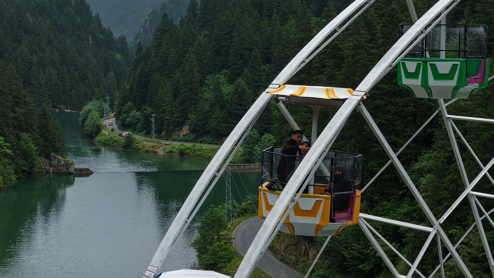Doğu Karadeniz'in en büyük dönme dolabı Uzungöl'de yoğun ilgi görüyor