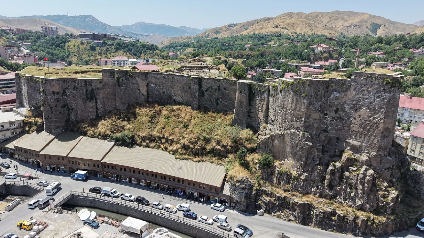 Bitlis Kalesi sırlarını ortaya çıkarıyor