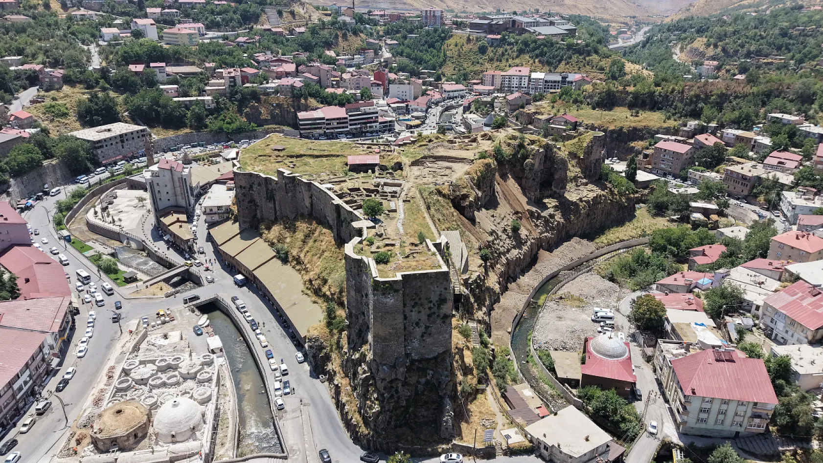Bitlis Kalesi sırlarını ortaya çıkarıyor