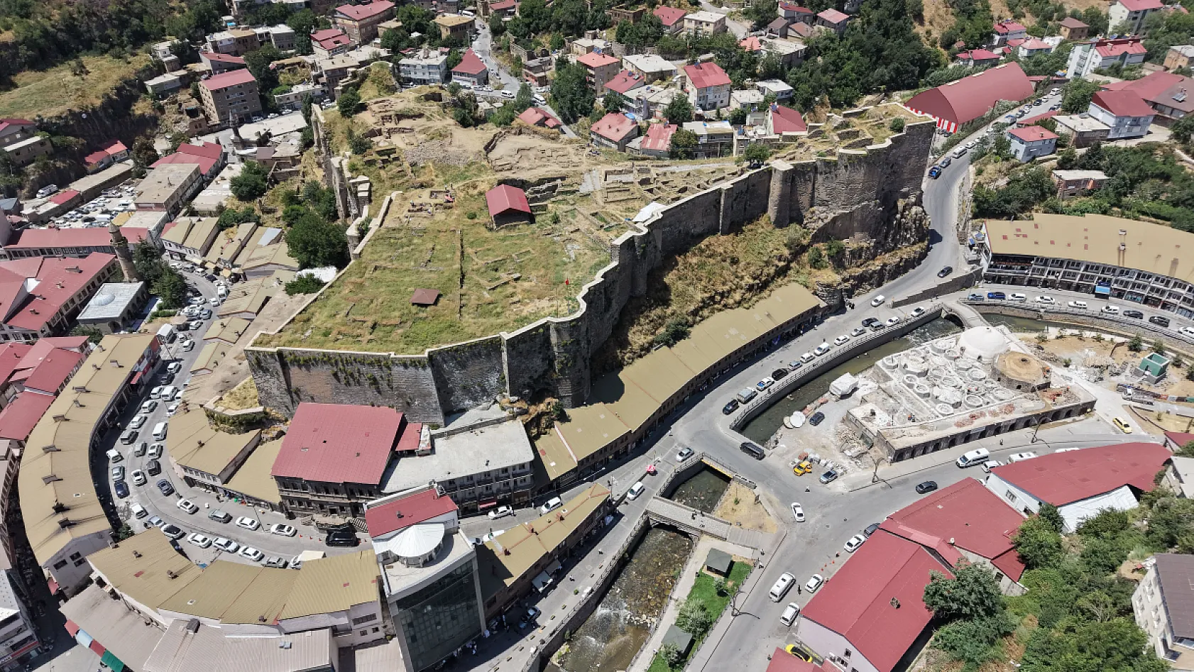Bitlis Kalesi sırlarını ortaya çıkarıyor