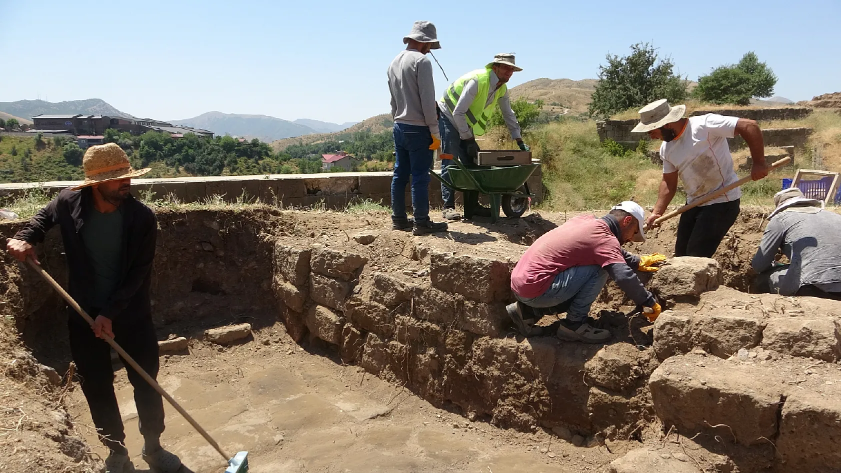 Bitlis Kalesi sırlarını ortaya çıkarıyor