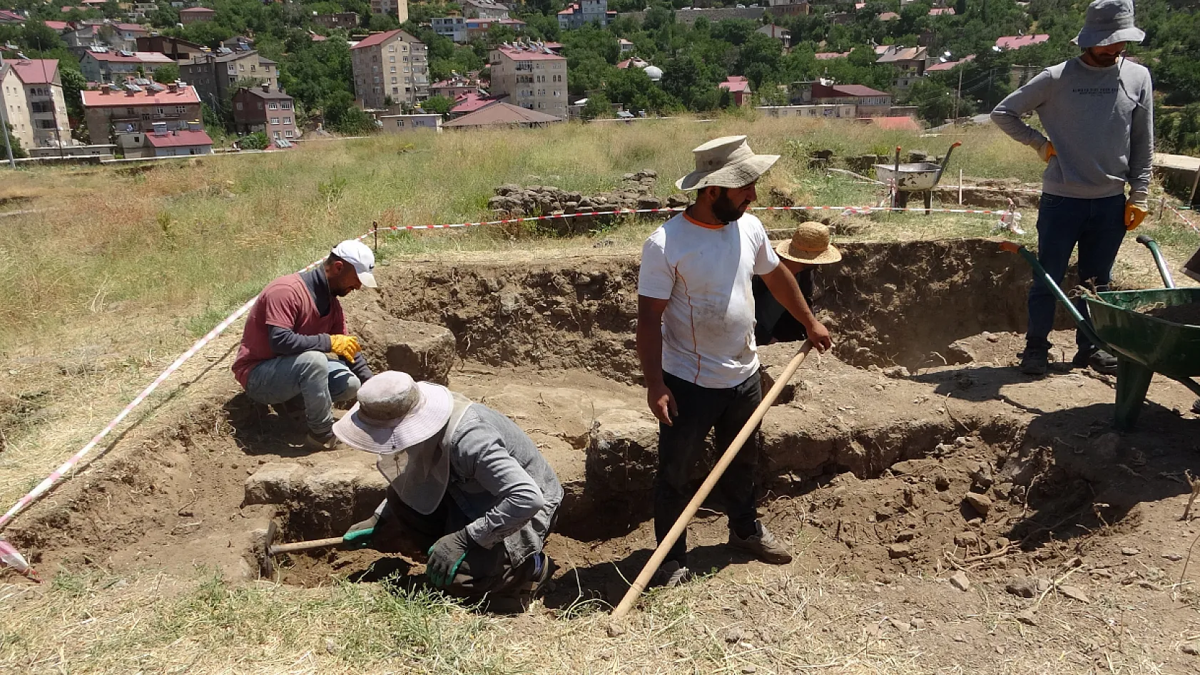 Bitlis Kalesi sırlarını ortaya çıkarıyor