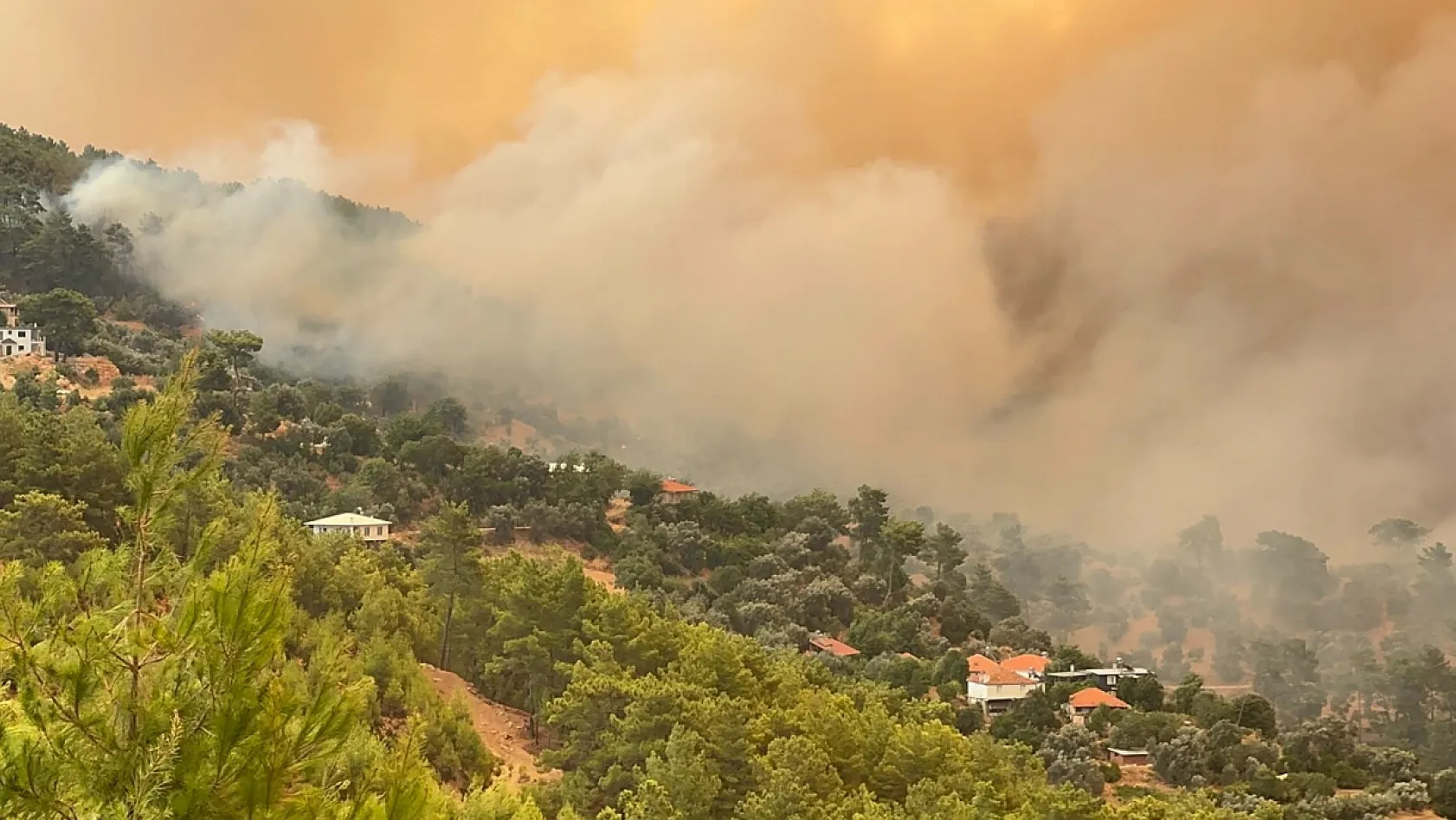 Seydikemer'de kritik müdahale sürüyor! Fethiye-Antalya karayolu kapatıldı