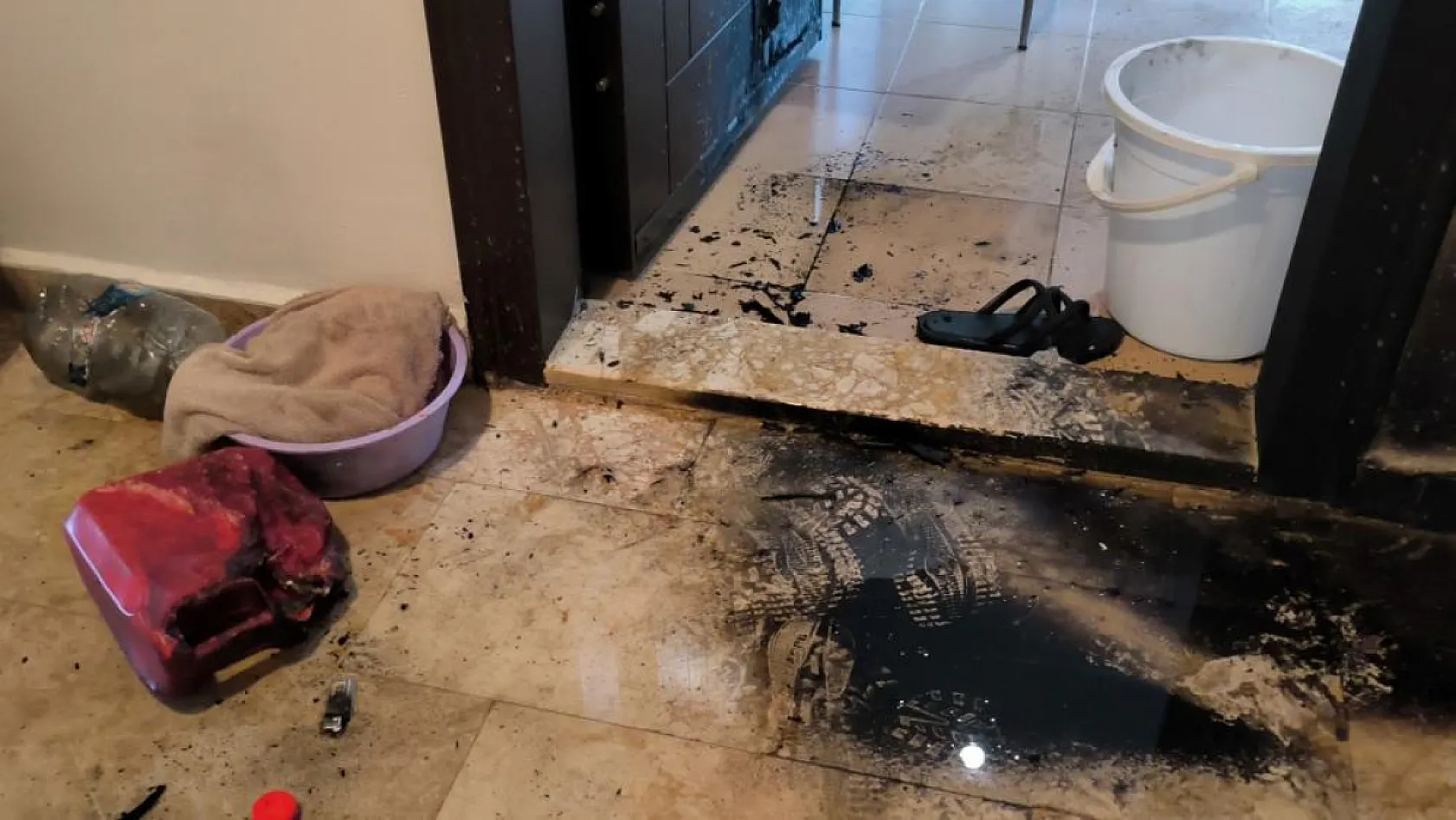 Eski kız arkadaşının daire kapısını benzin dökerek ateşe verdi