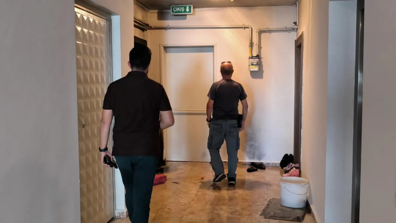 Eski kız arkadaşının daire kapısını benzin dökerek ateşe verdi