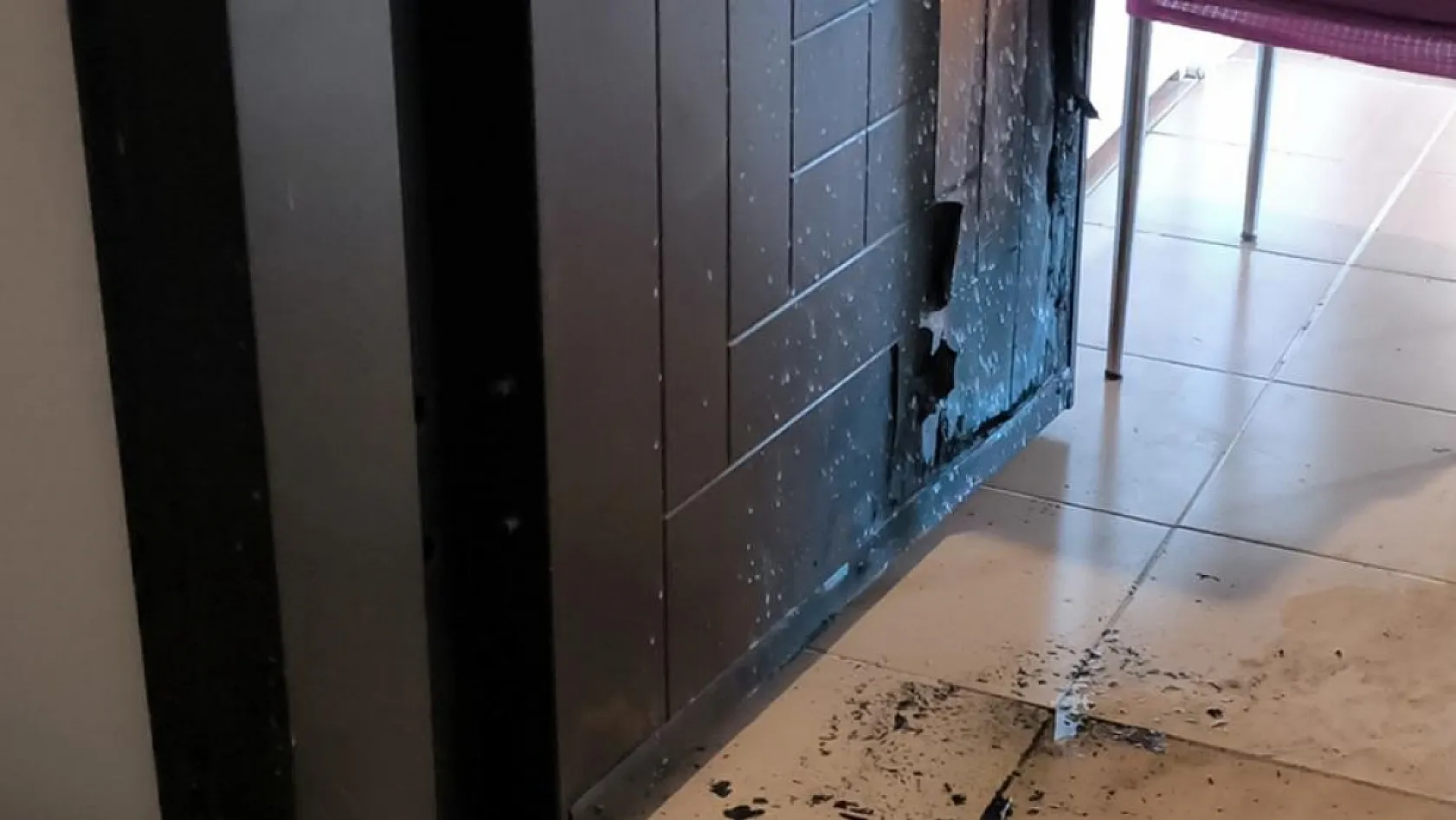 Eski kız arkadaşının daire kapısını benzin dökerek ateşe verdi