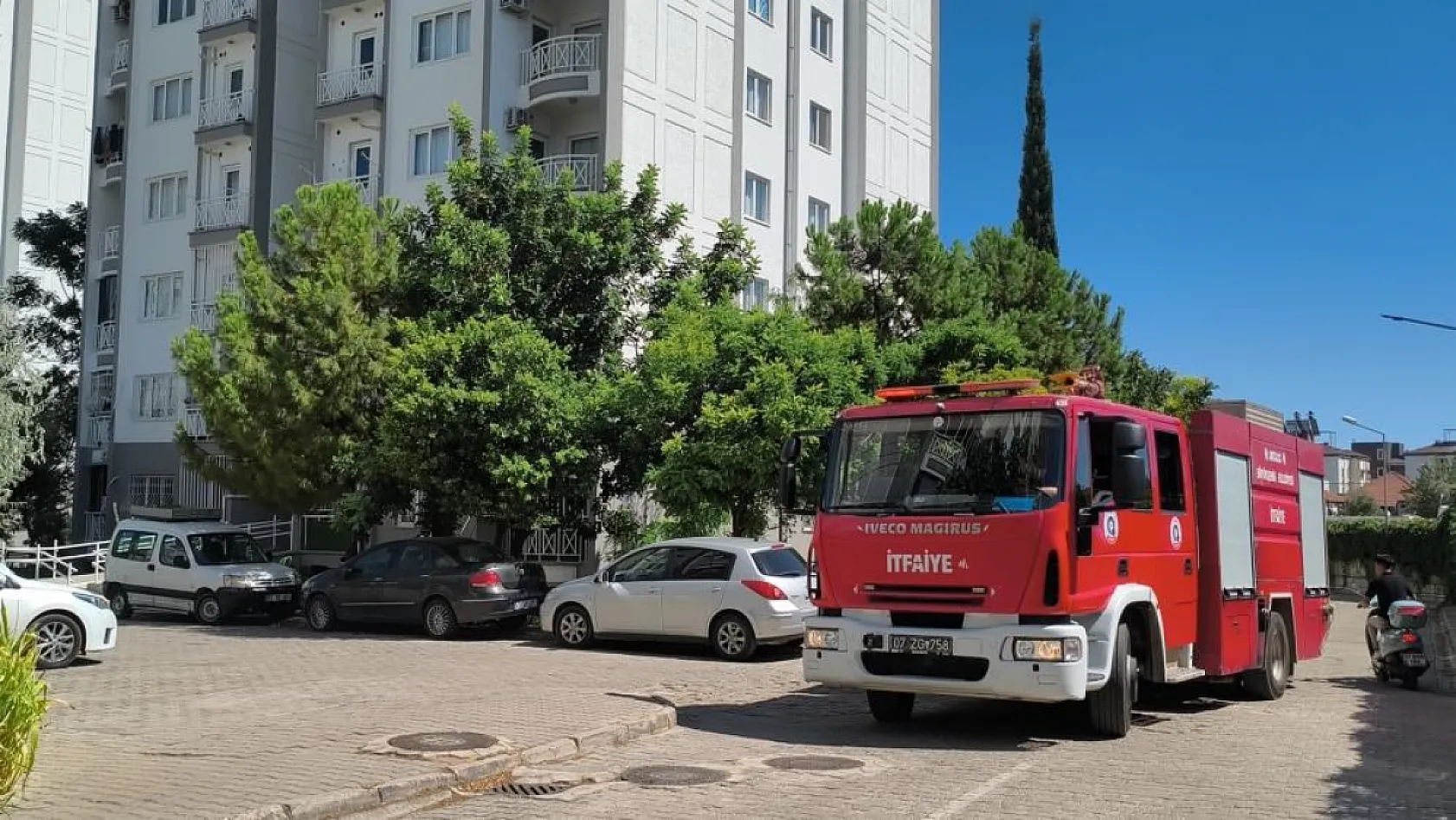 Eski kız arkadaşının daire kapısını benzin dökerek ateşe verdi