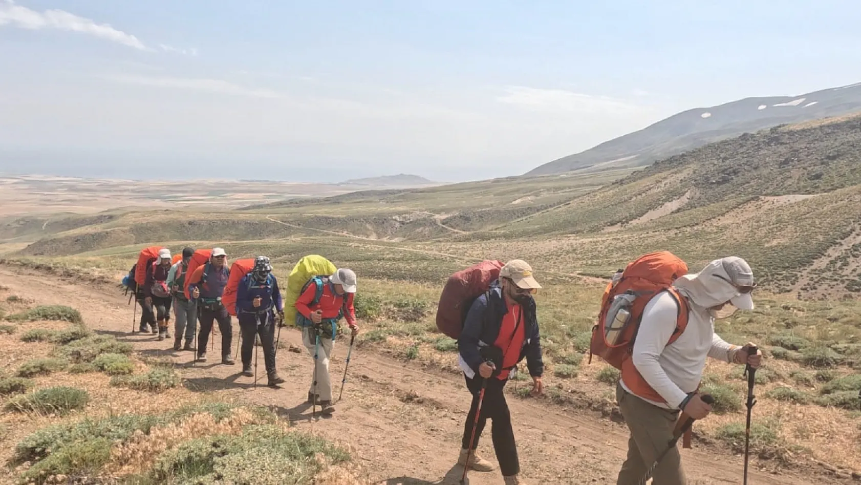 İranlı dağcılar Süphan Dağı'nın zirvesine ulaştı