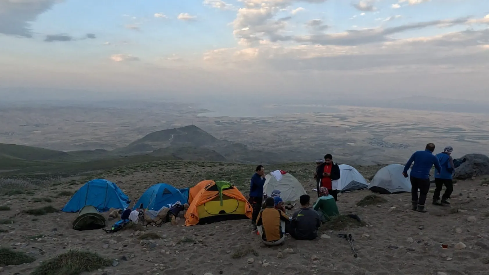 İranlı dağcılar Süphan Dağı'nın zirvesine ulaştı