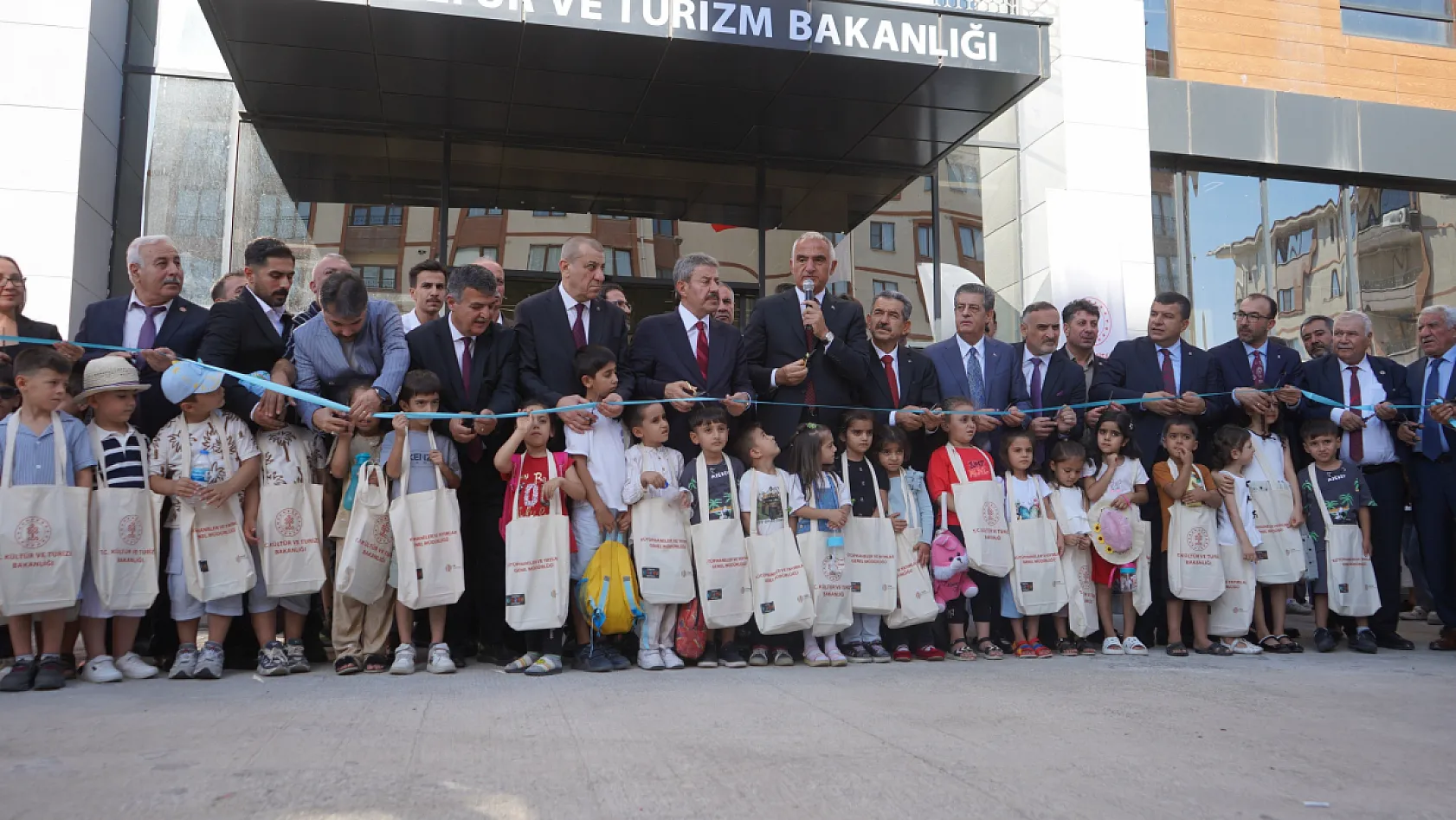 Bakan Ersoy: Kütüphaneler artık yaşam merkezlerine dönüştü