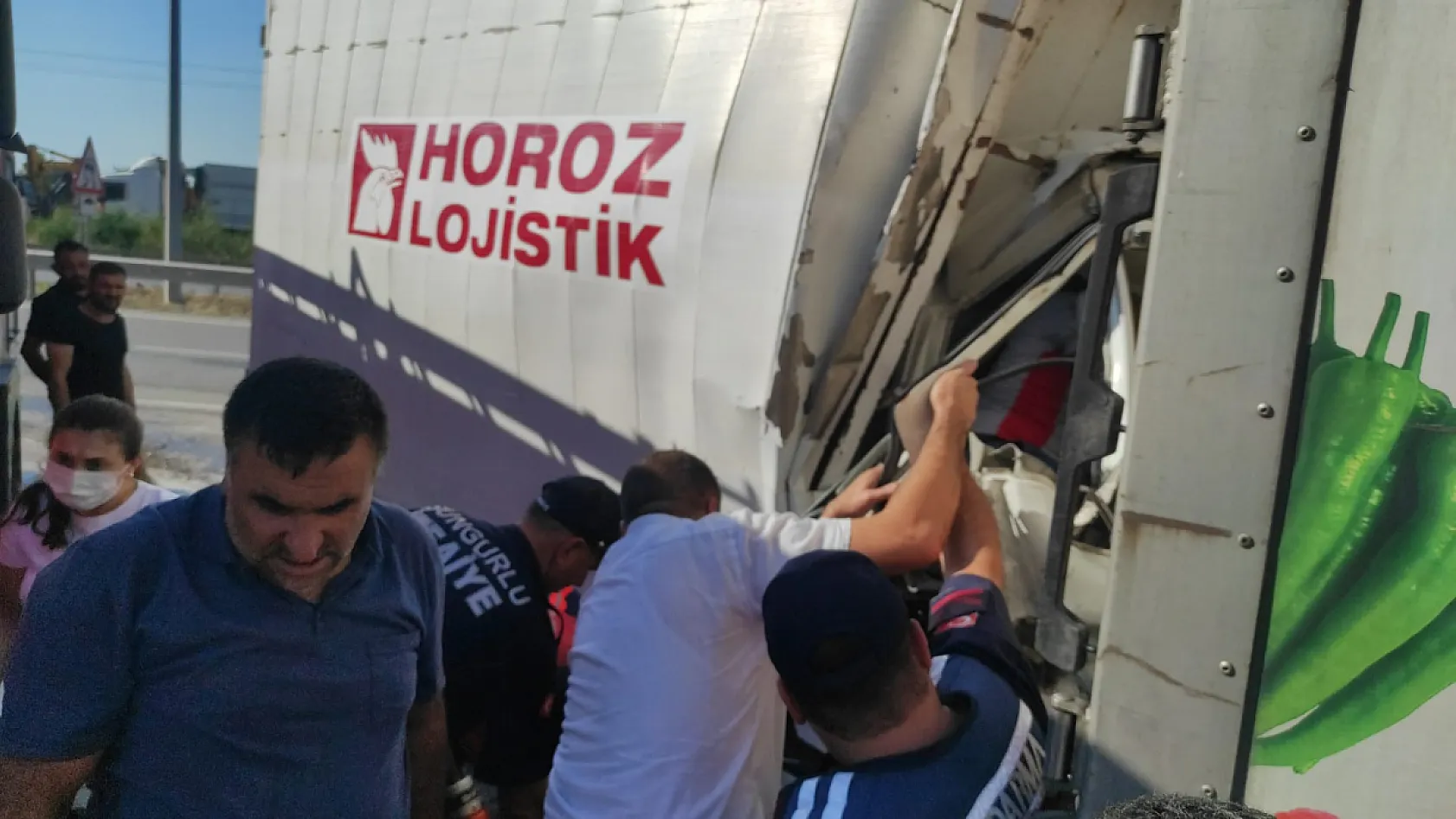 Samsun-Ankara yolunda kamyon tıra çarptı: 1 ölü, 1 yaralı