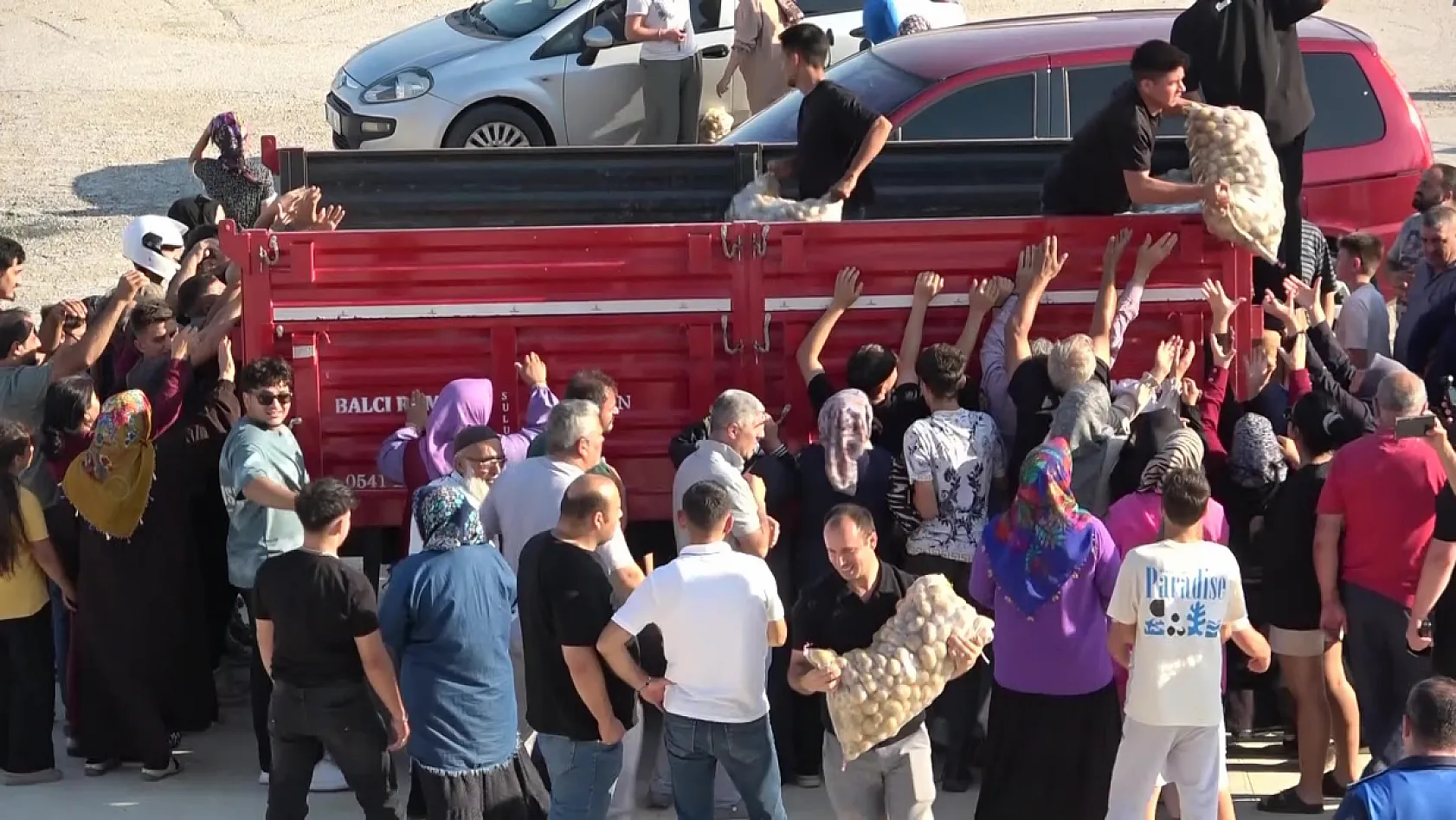 Amasyalı genç çiftçiden örnek hareket: 6 ton patatesi ücretsiz dağıttı