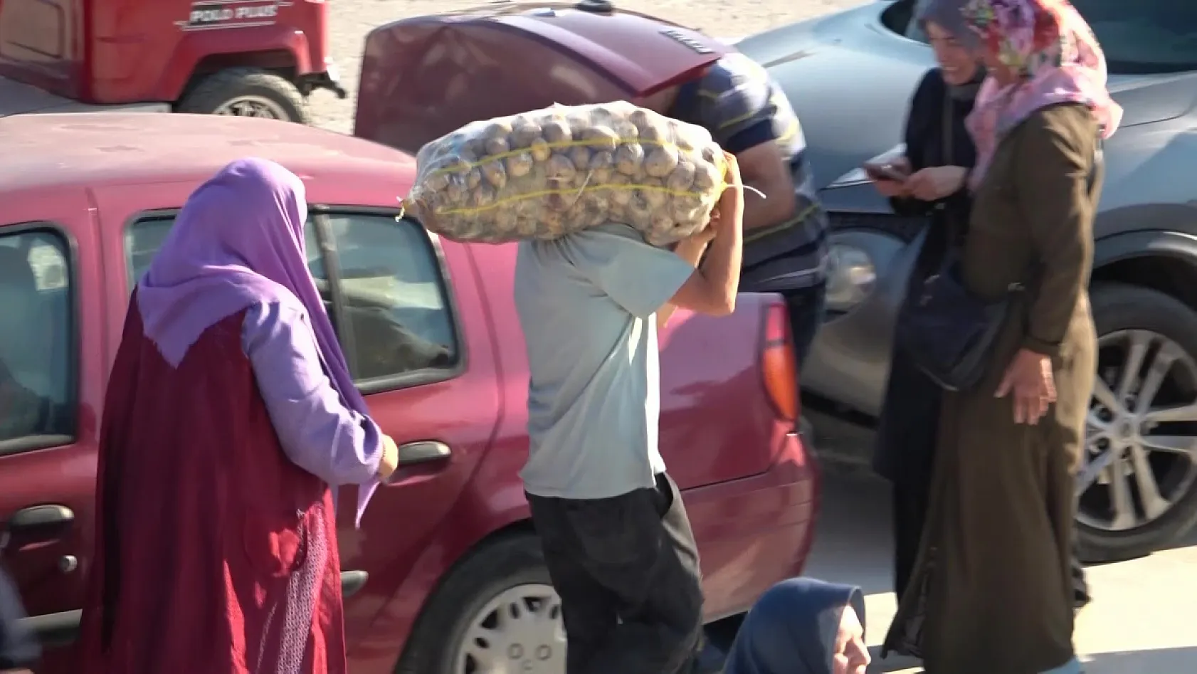 Amasyalı genç çiftçiden örnek hareket: 6 ton patatesi ücretsiz dağıttı
