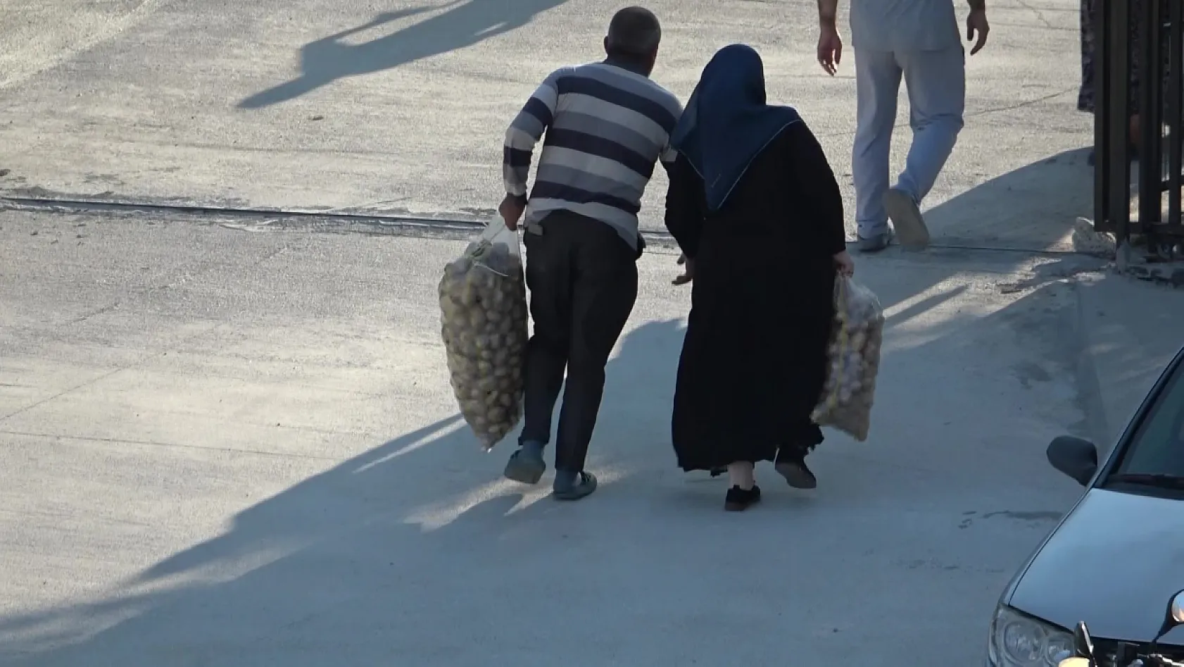Amasyalı genç çiftçiden örnek hareket: 6 ton patatesi ücretsiz dağıttı